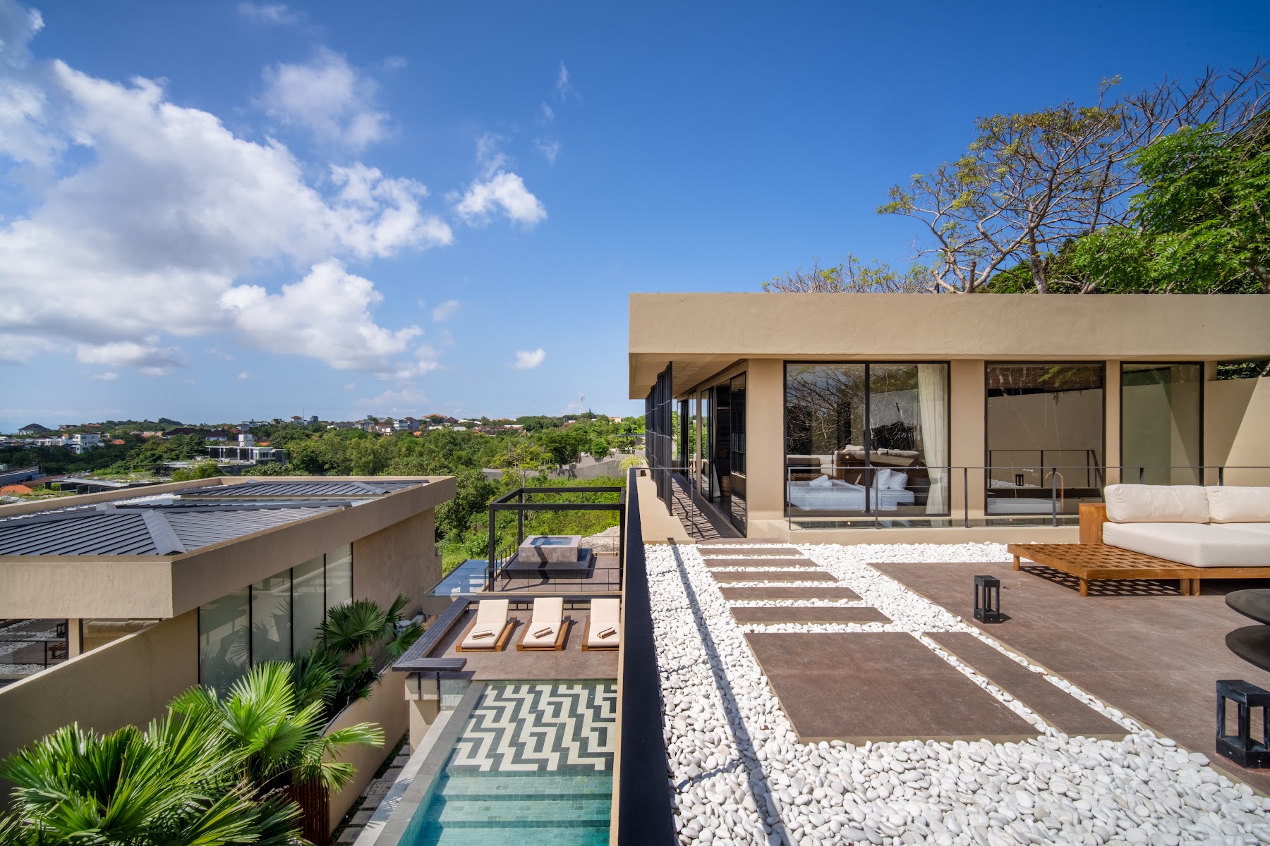 Terrasse de Bali Art Villas livrée, vue sur le projet Genesis Bali à Uluwatu