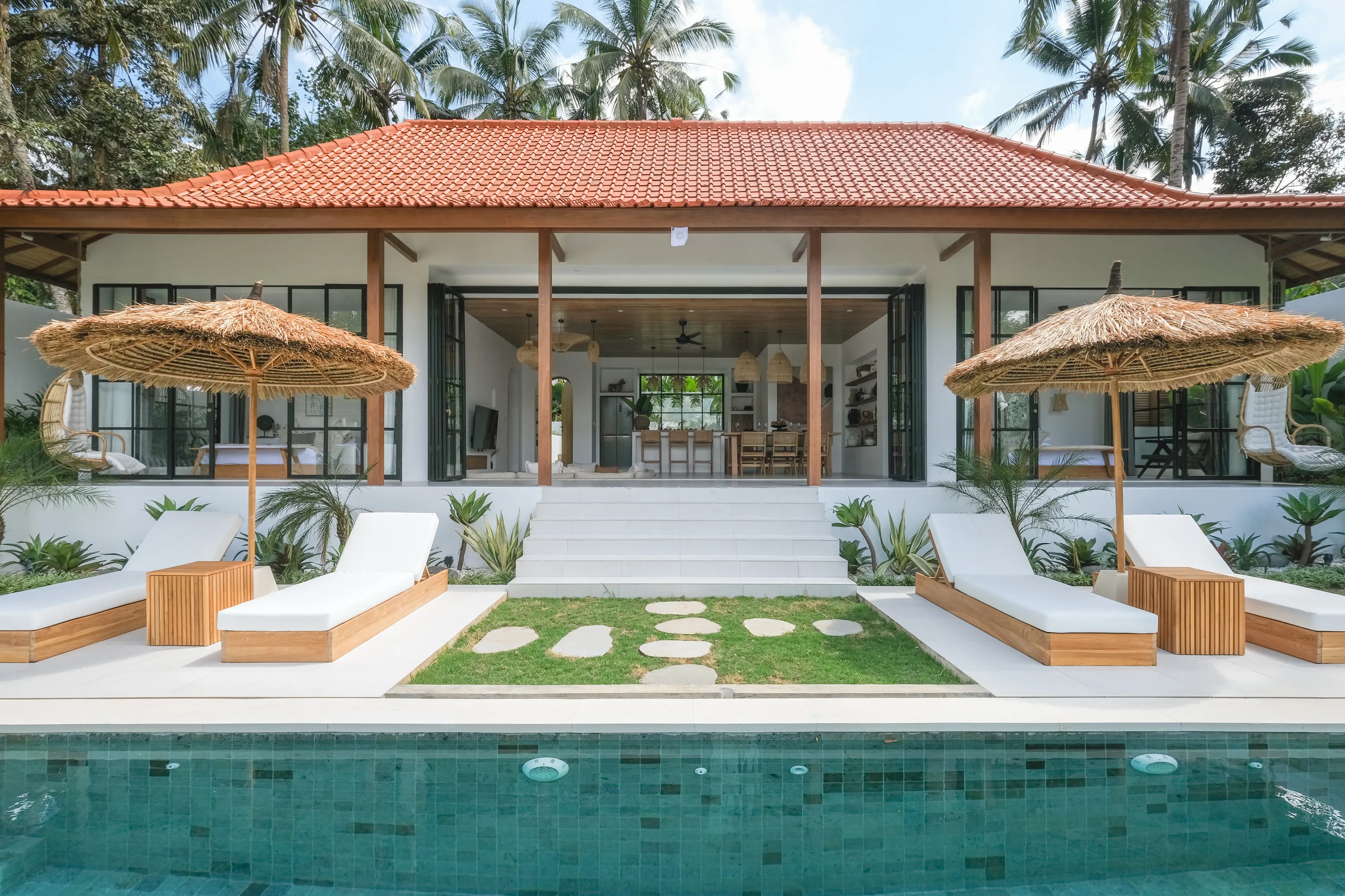 Villa Lestari livrée par Genesis Bali à Ubud, piscine et jardin tropical