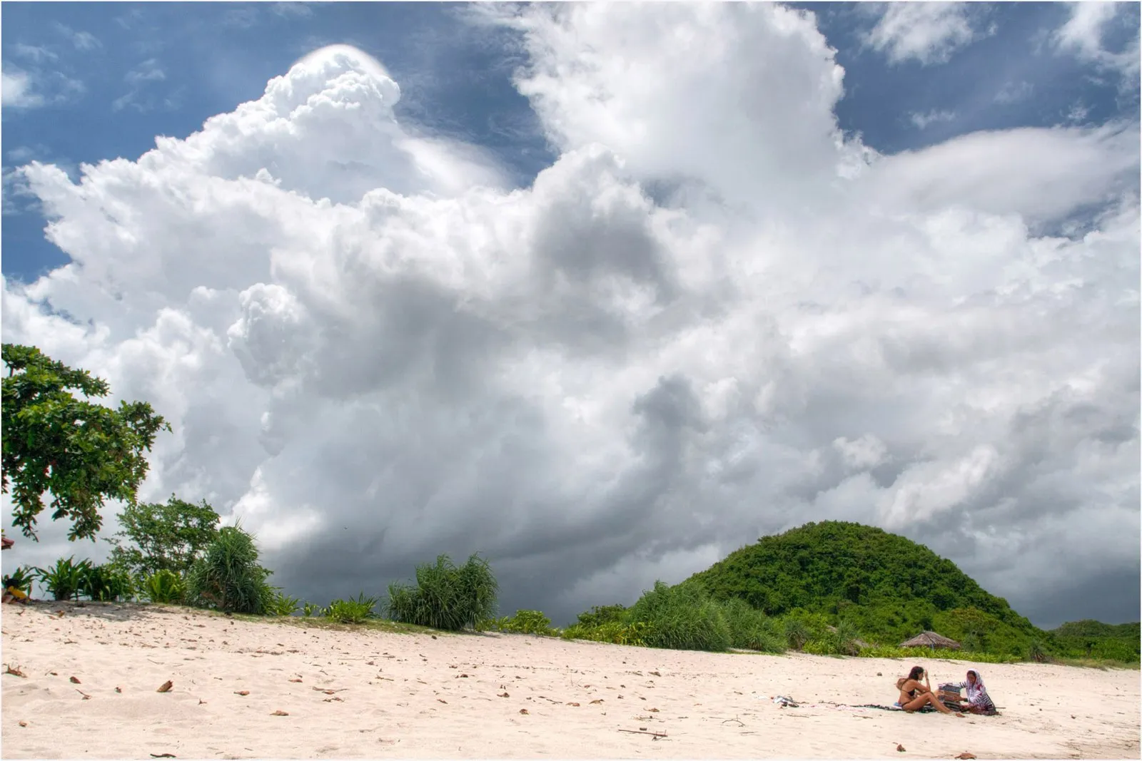 Plage de Mawun au sud de Lombok, baie de sable blanc entourée de collines vertes