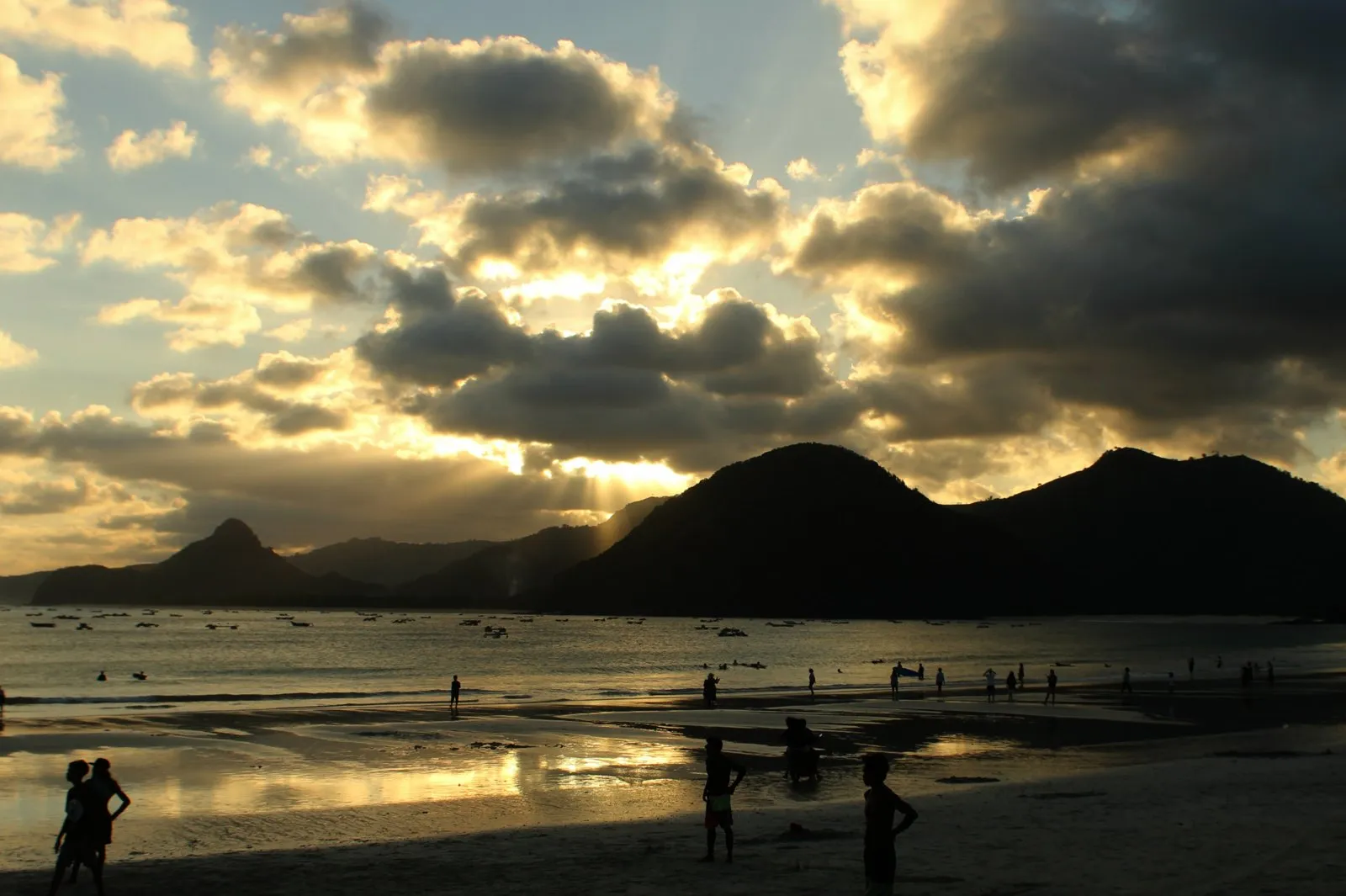 Coucher de soleil sur la baie de Selong Belanak au sud de Lombok, collines et plage de sable