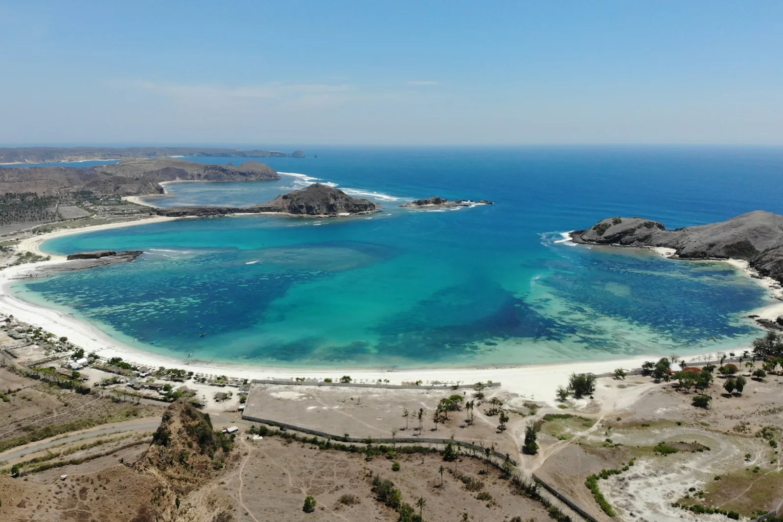 Vue aérienne de la baie de Tanjung Aan au sud de Lombok, eaux turquoise et plages de sable blanc près de Mandalika