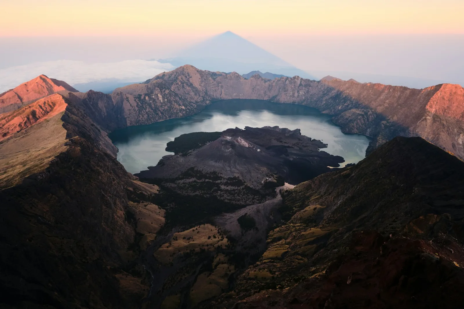 Lac du cratère du volcan Rinjani au lever du jour, à Lombok