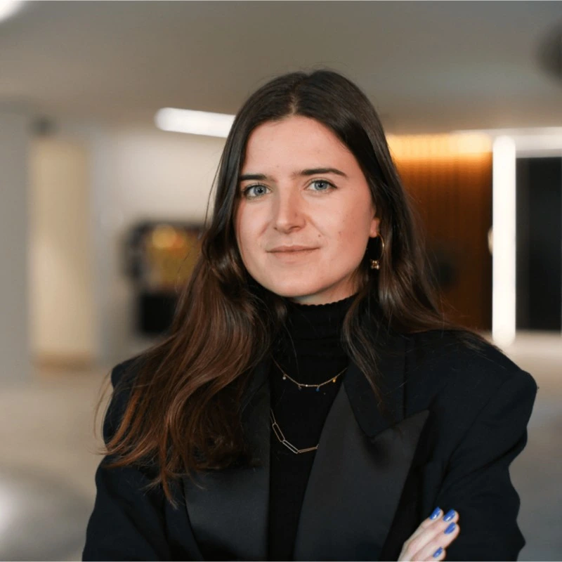 Profile picture of Hi! Ocio operations manager used to illustrate who left a positive review of Polaris Media. Woman  wearing a black blazer in a modern indoor setting.