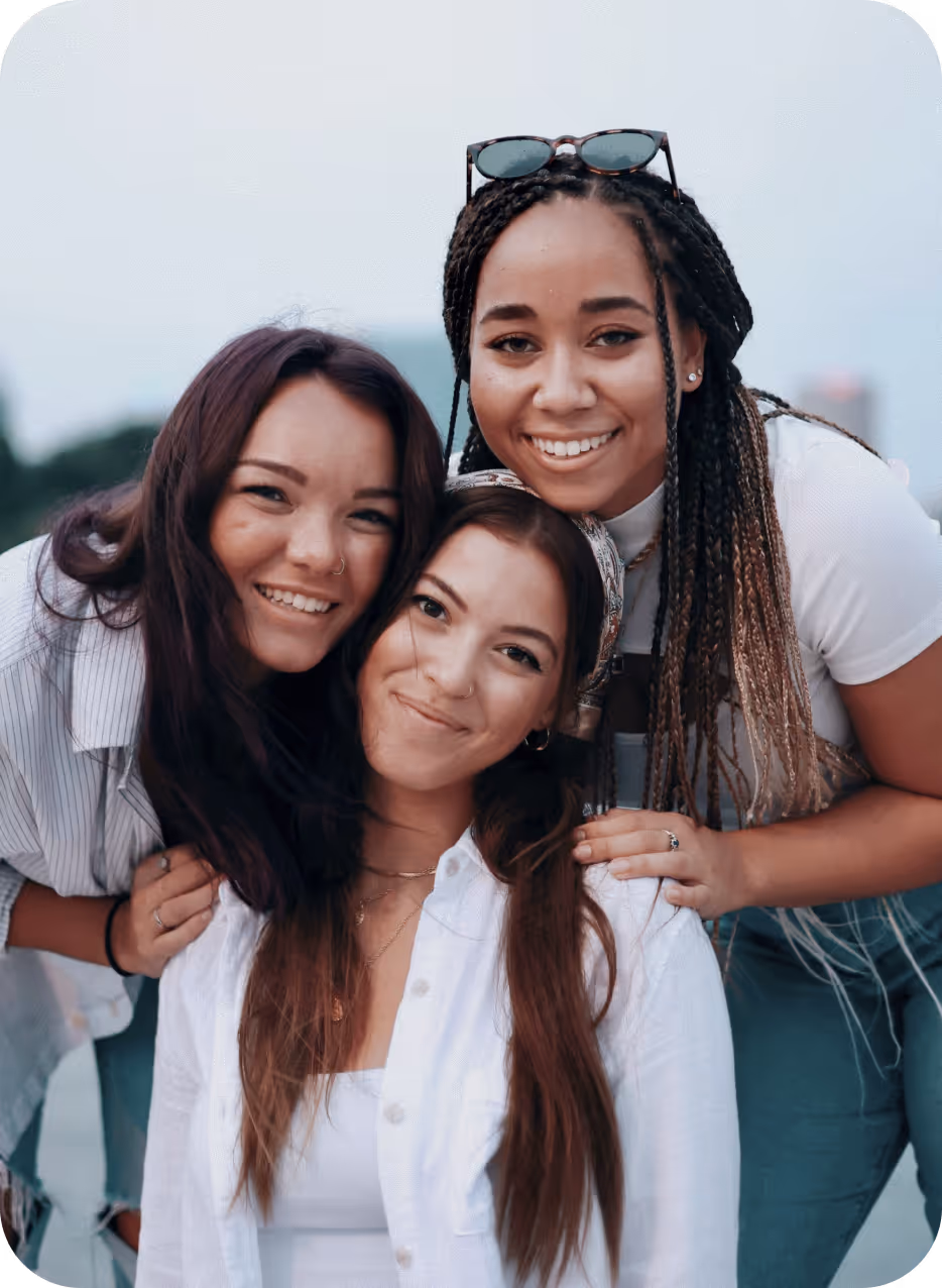 Formulaire de saisie des informations personnelles avec photo d'une femme souriante, champs pour prénom utilisé, nom utilisé, genre légal, prénom légal, nom légal, date de naissance, et boutons Annuler et Enregistrer.