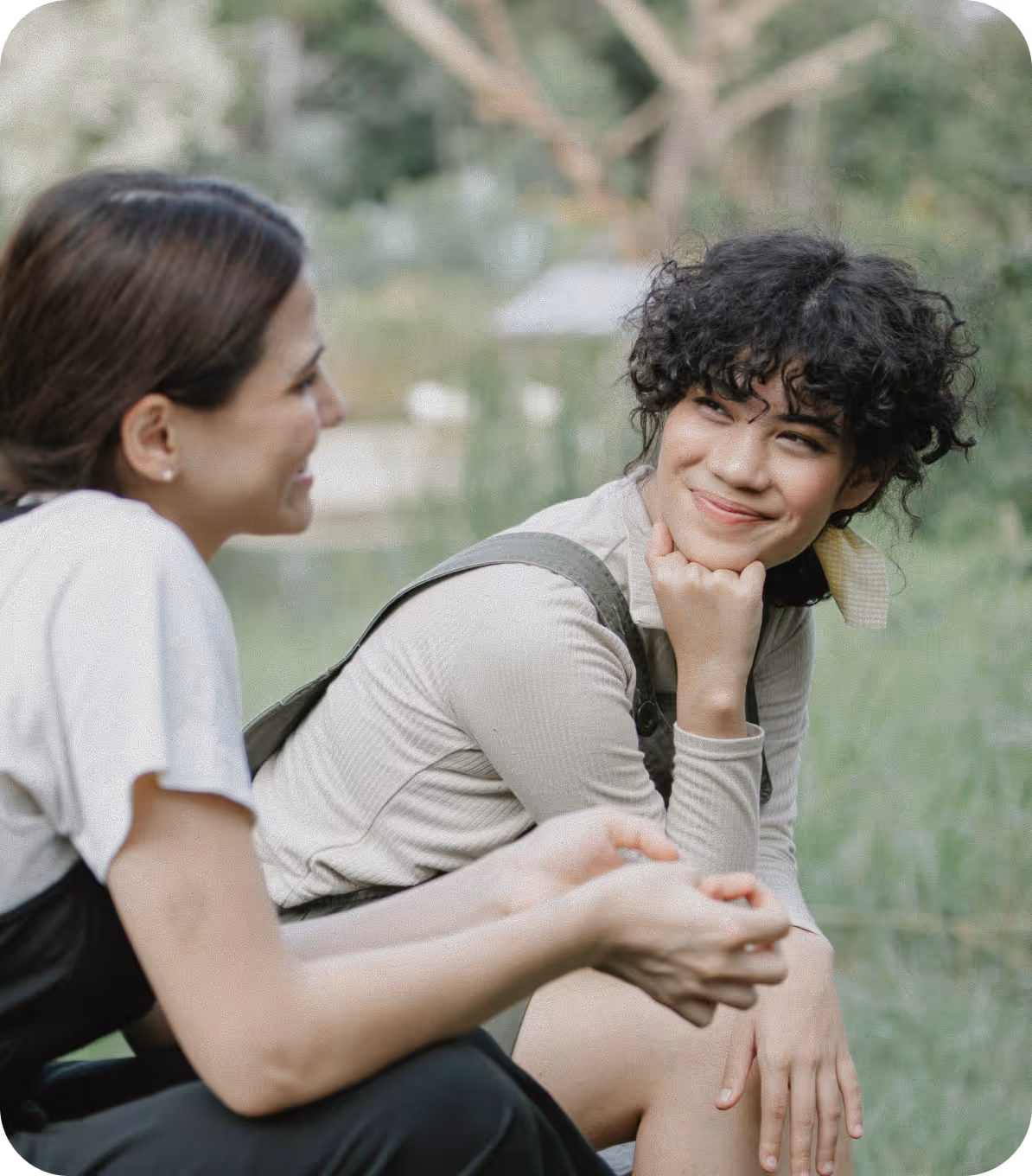 Formulaire de saisie des informations personnelles avec photo d'une femme souriante, champs pour prénom utilisé, nom utilisé, genre légal, prénom légal, nom légal, date de naissance, et boutons Annuler et Enregistrer.