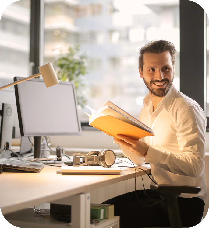 Formulaire de saisie d'informations personnelles avec photo d'une femme souriante, champs pour prénom utilisé, nom utilisé, date de naissance, nom légal et prénom légal, boutons Annuler et Enregistrer.