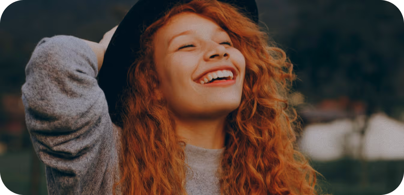 Formulaire de saisie des informations personnelles avec photo d'une femme souriante, champs pour prénom utilisé, nom utilisé, genre légal, prénom légal, nom légal, date de naissance, et boutons Annuler et Enregistrer.