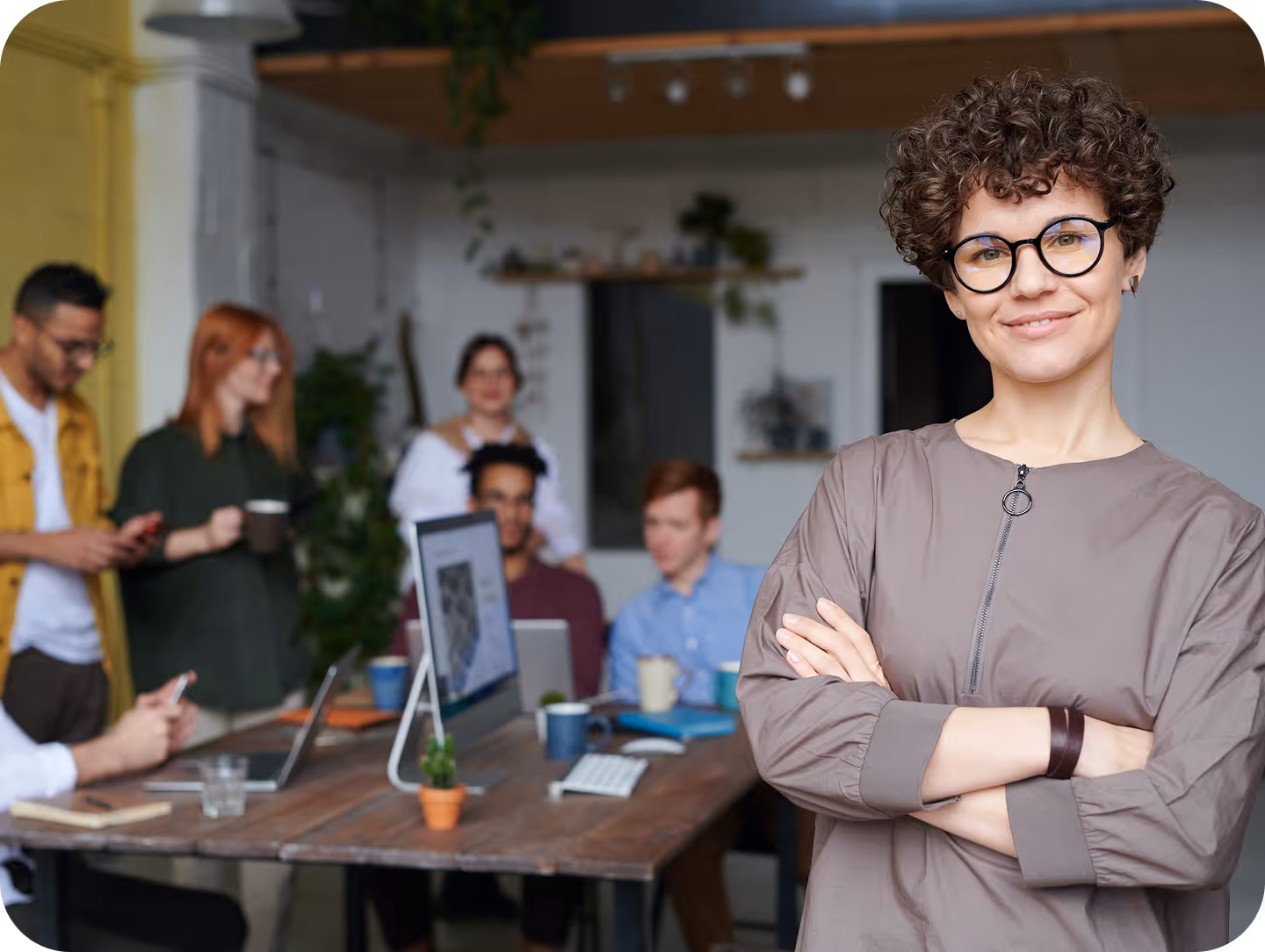 Formulaire de saisie des informations personnelles avec photo d'une femme souriante, champs pour prénom utilisé, nom utilisé, genre légal, prénom légal, nom légal, date de naissance, et boutons Annuler et Enregistrer.