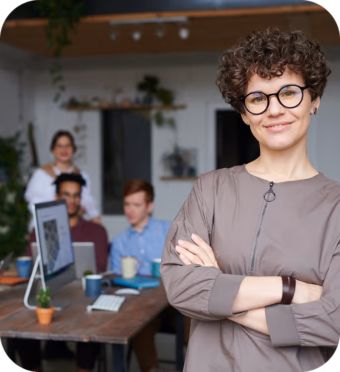 Formulaire de saisie d'informations personnelles avec photo d'une femme souriante, champs pour prénom utilisé, nom utilisé, date de naissance, nom légal et prénom légal, boutons Annuler et Enregistrer.
