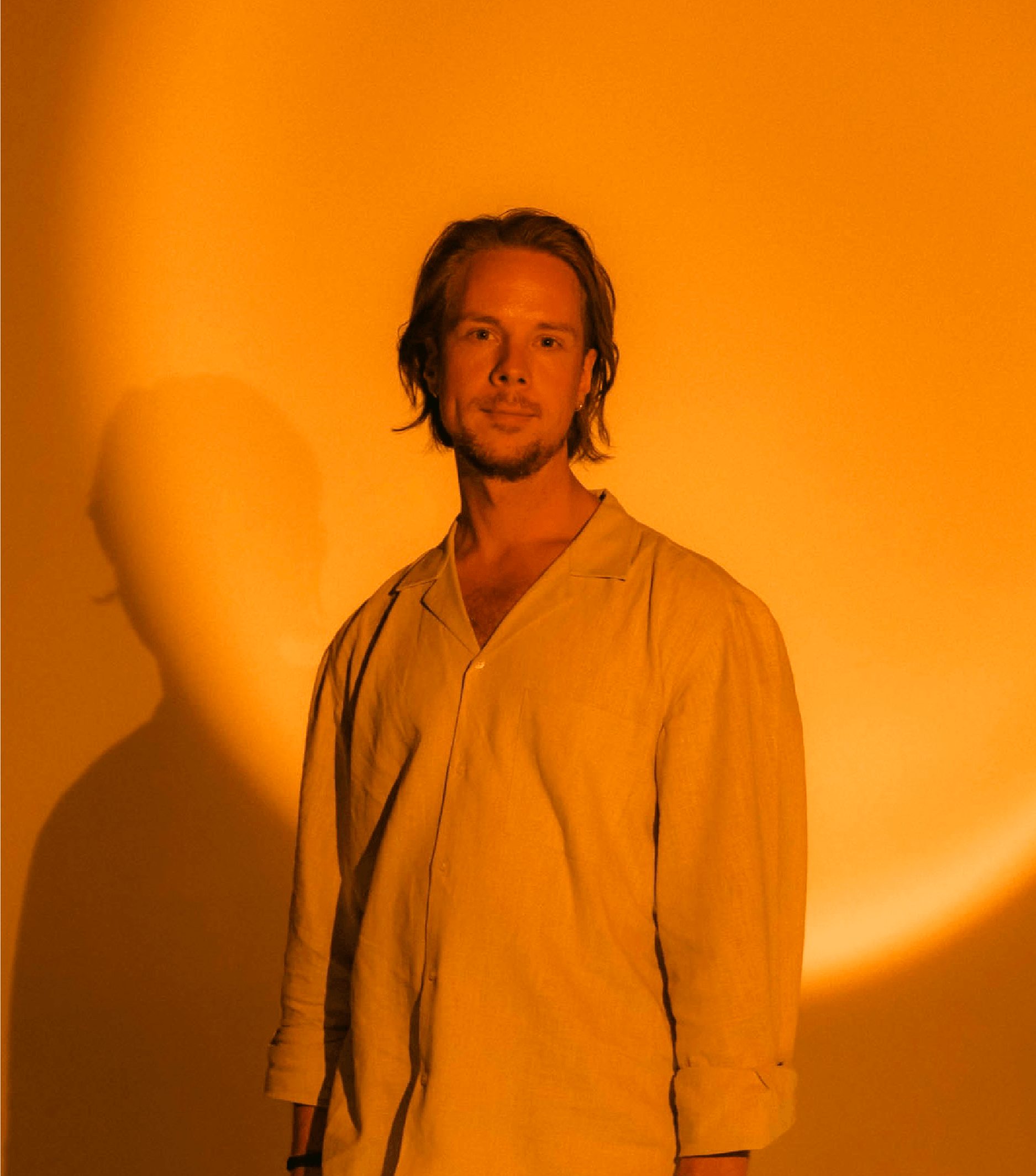 Retrato de Simon Glöde con luz cálida