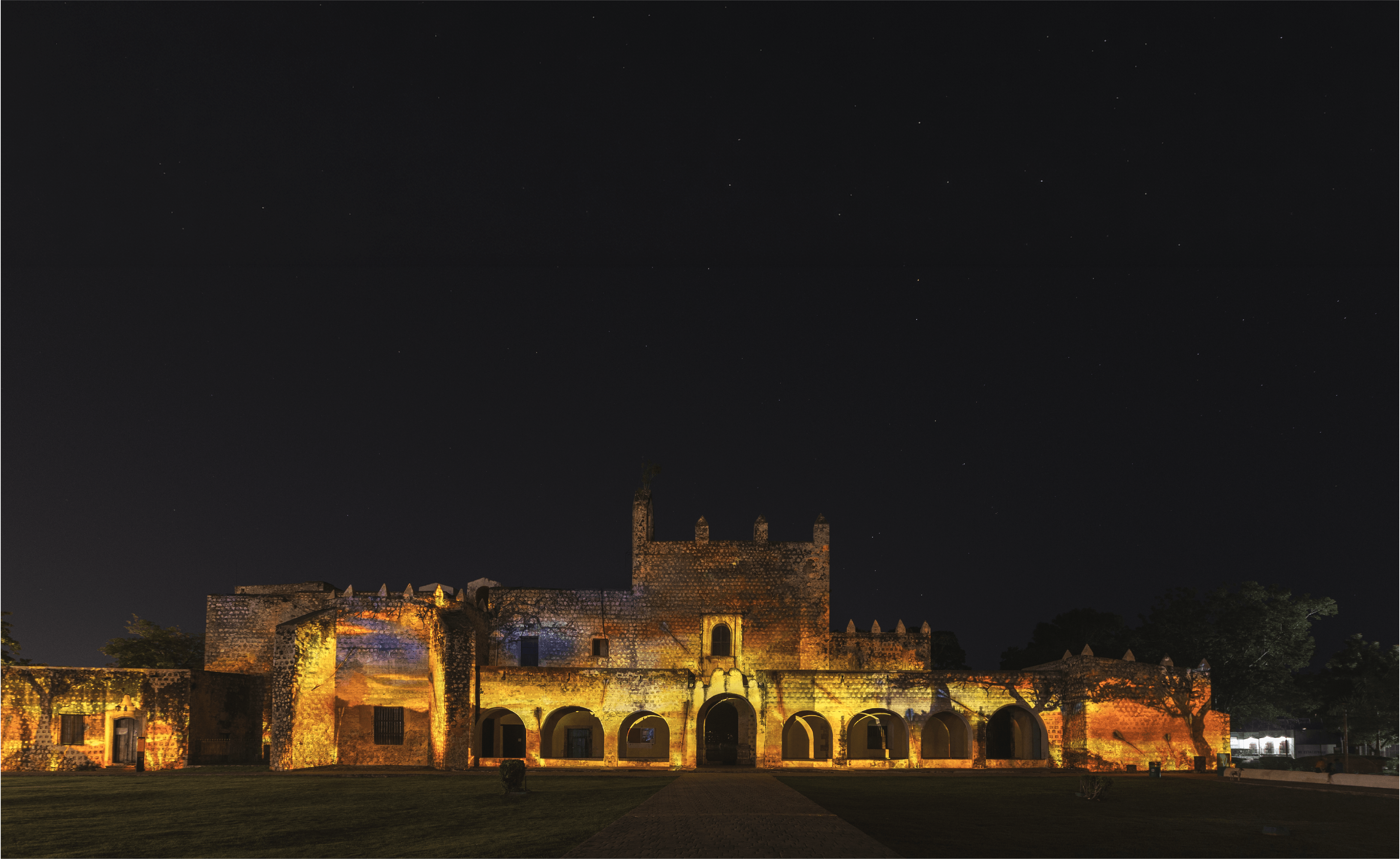 Convento de San Bernardino en Valladolid iluminado de noche