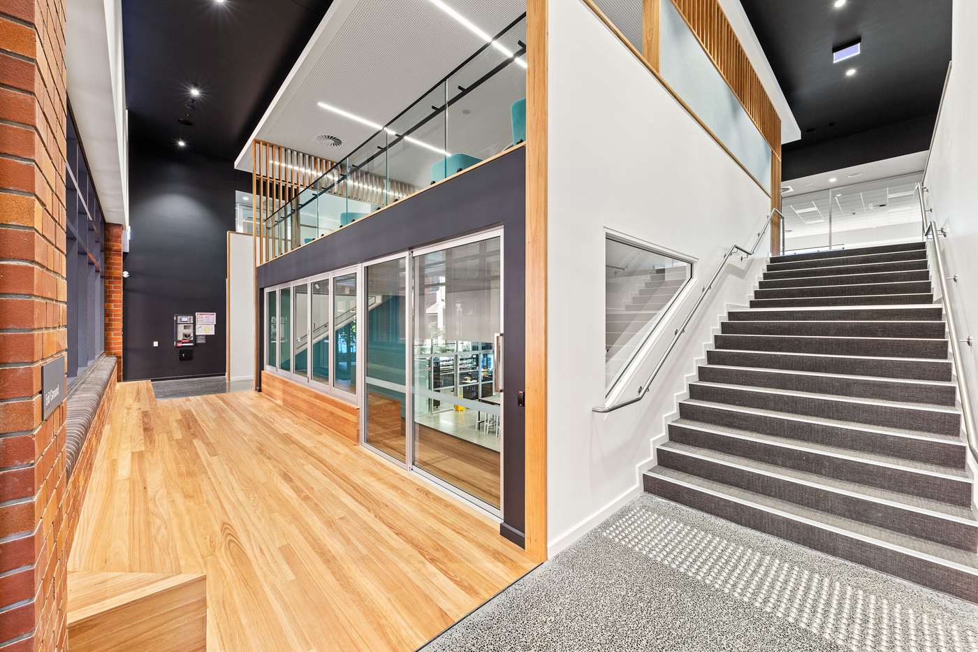 and-photography-andrey-orekhov-commercial-entrance