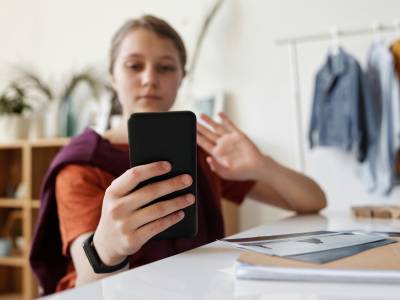 girl using her phone to record video