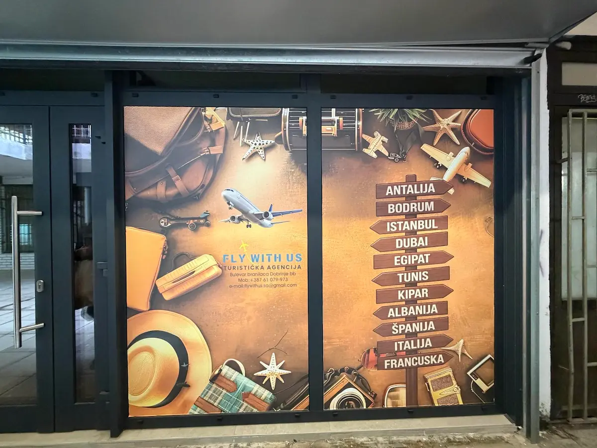 Turistička agencija Fly With Us Izlog