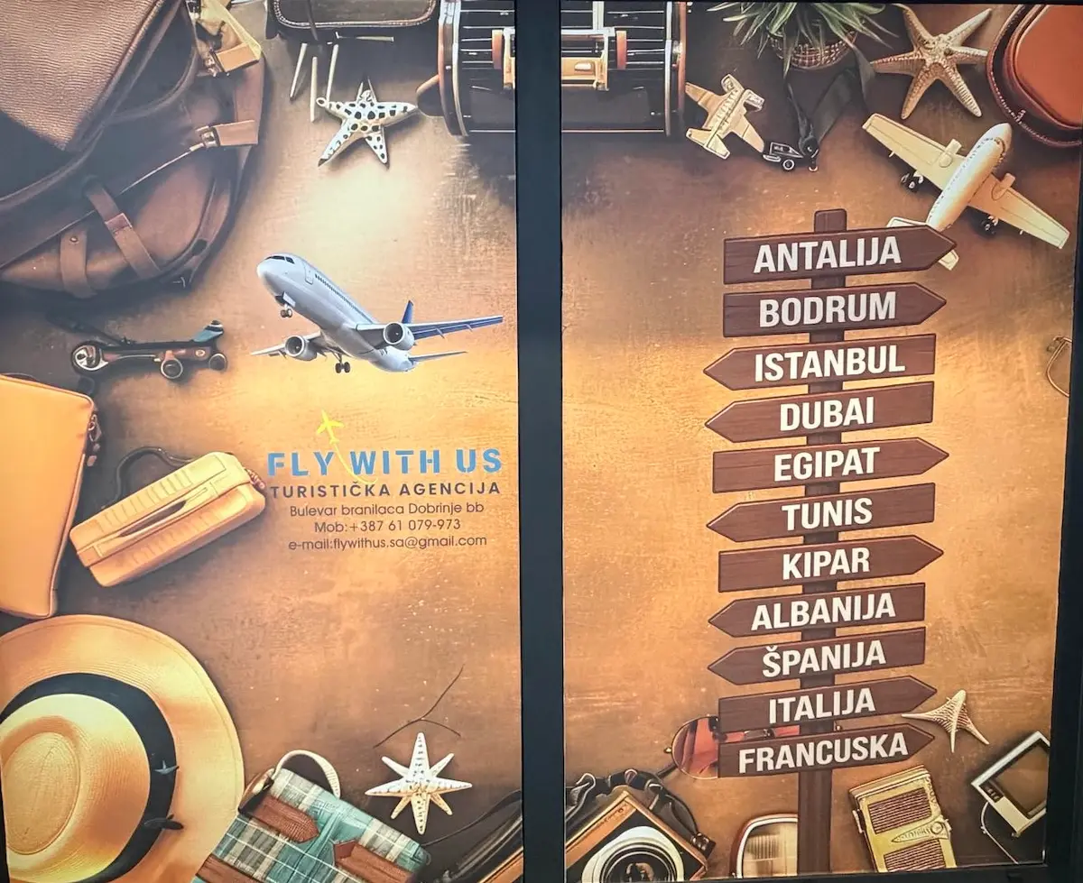 Turistička agencija Fly With Us izlog