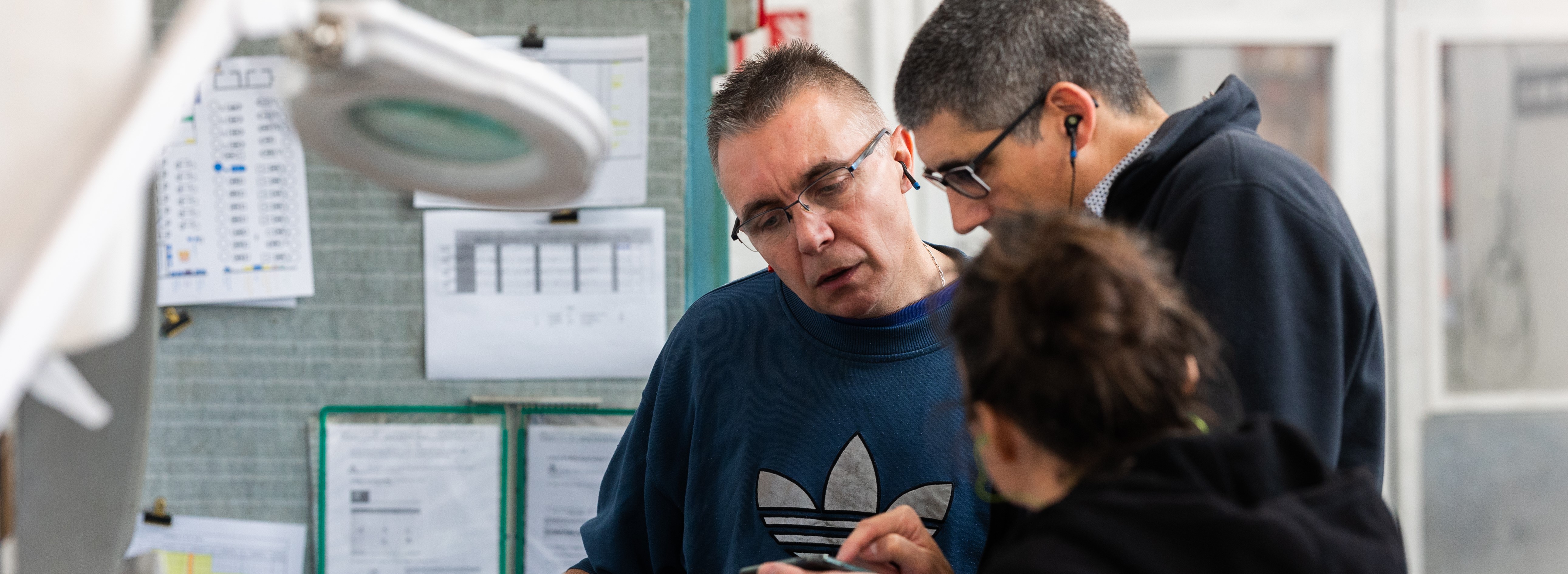 discussion entre deux hommes
