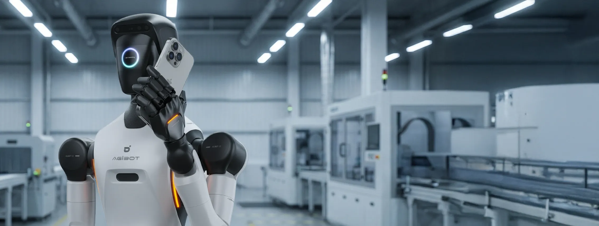 Roboter mit weißem Oberkörper und schwarzem Kopf hält ein Smartphone in einer modernen Fabrikumgebung.