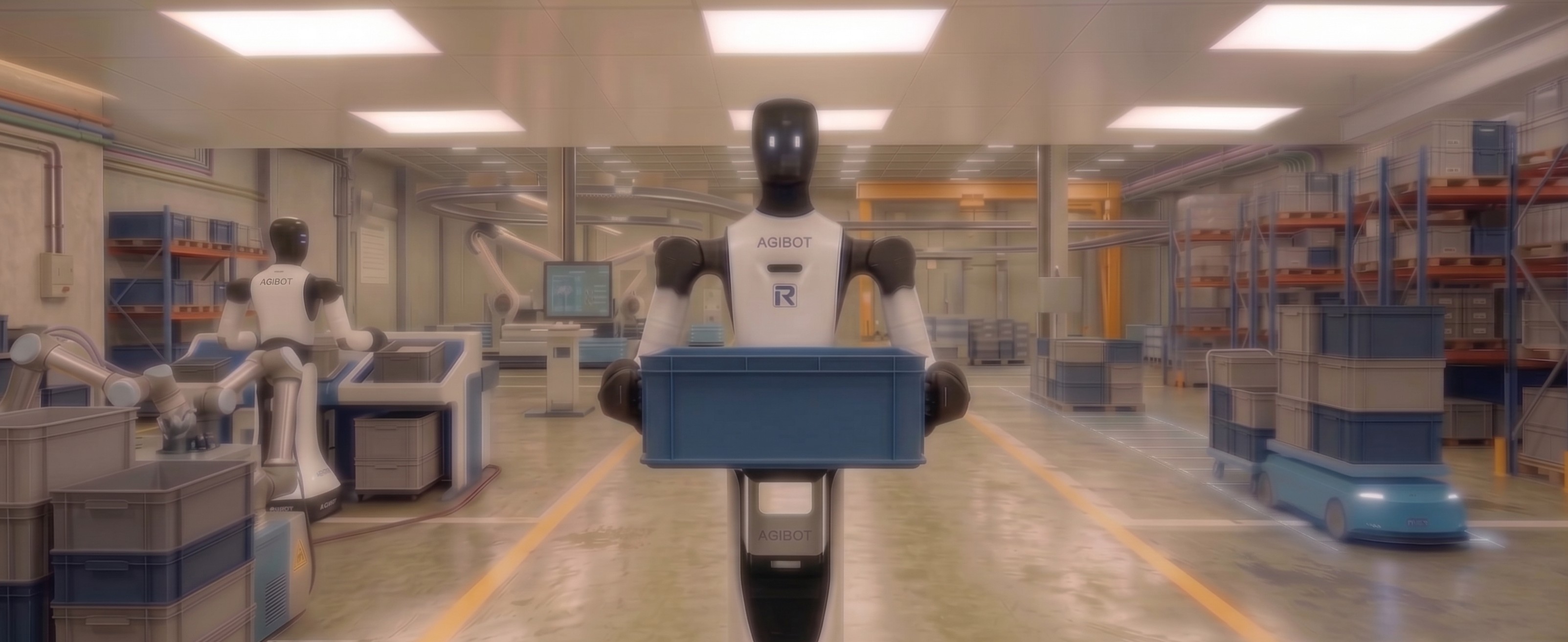 Humanoider Roboter auf mobiler Plattform transportiert einen blauen Kleinladungsträger durch eine Fertigungshalle mit gestapelten KLT im Hintergrund