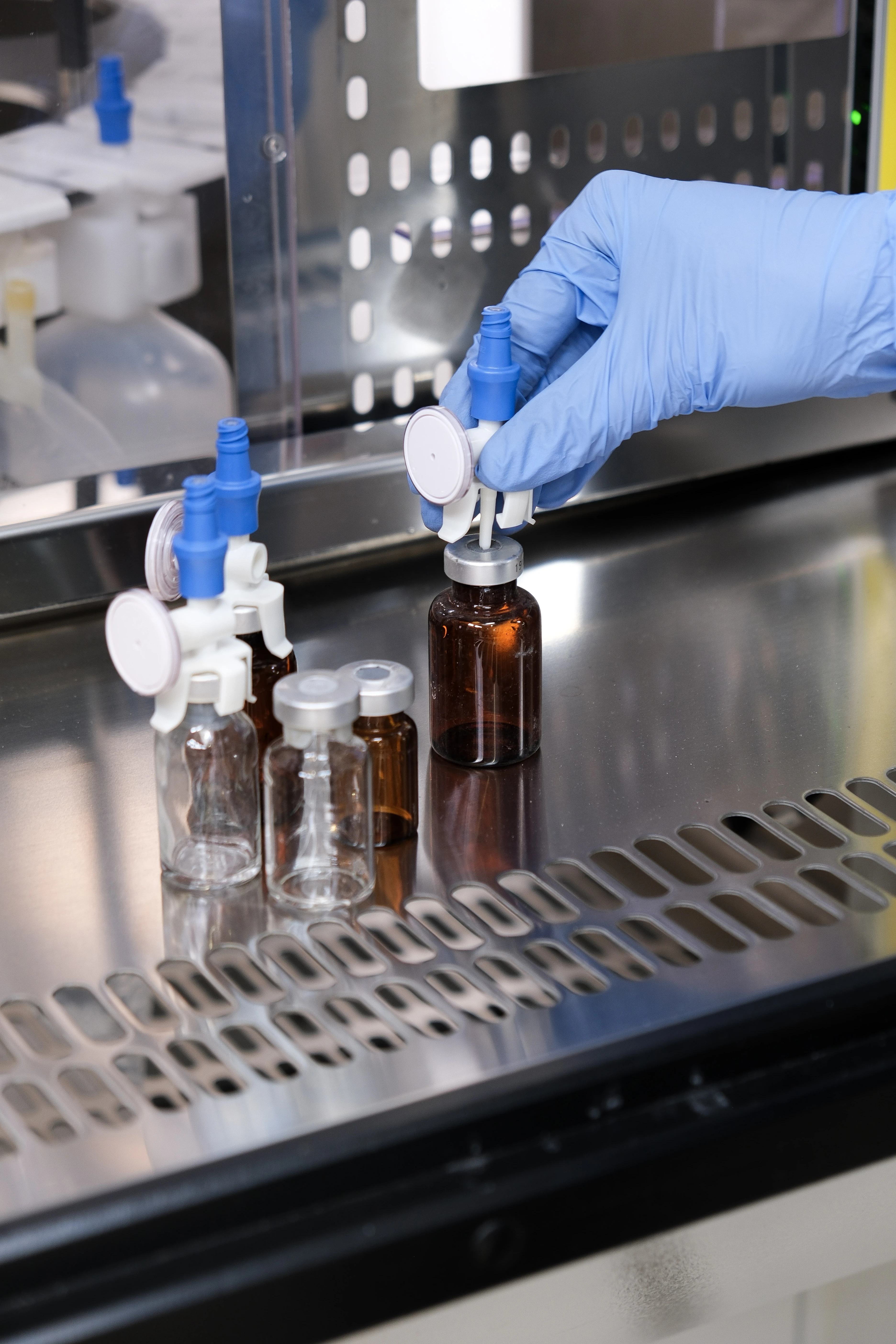 Farmacisti che utilizzano il sistema robotico Janez Twin per la preparazione automatizzata di farmaci citotossici in ambiente sterile ISO 5
