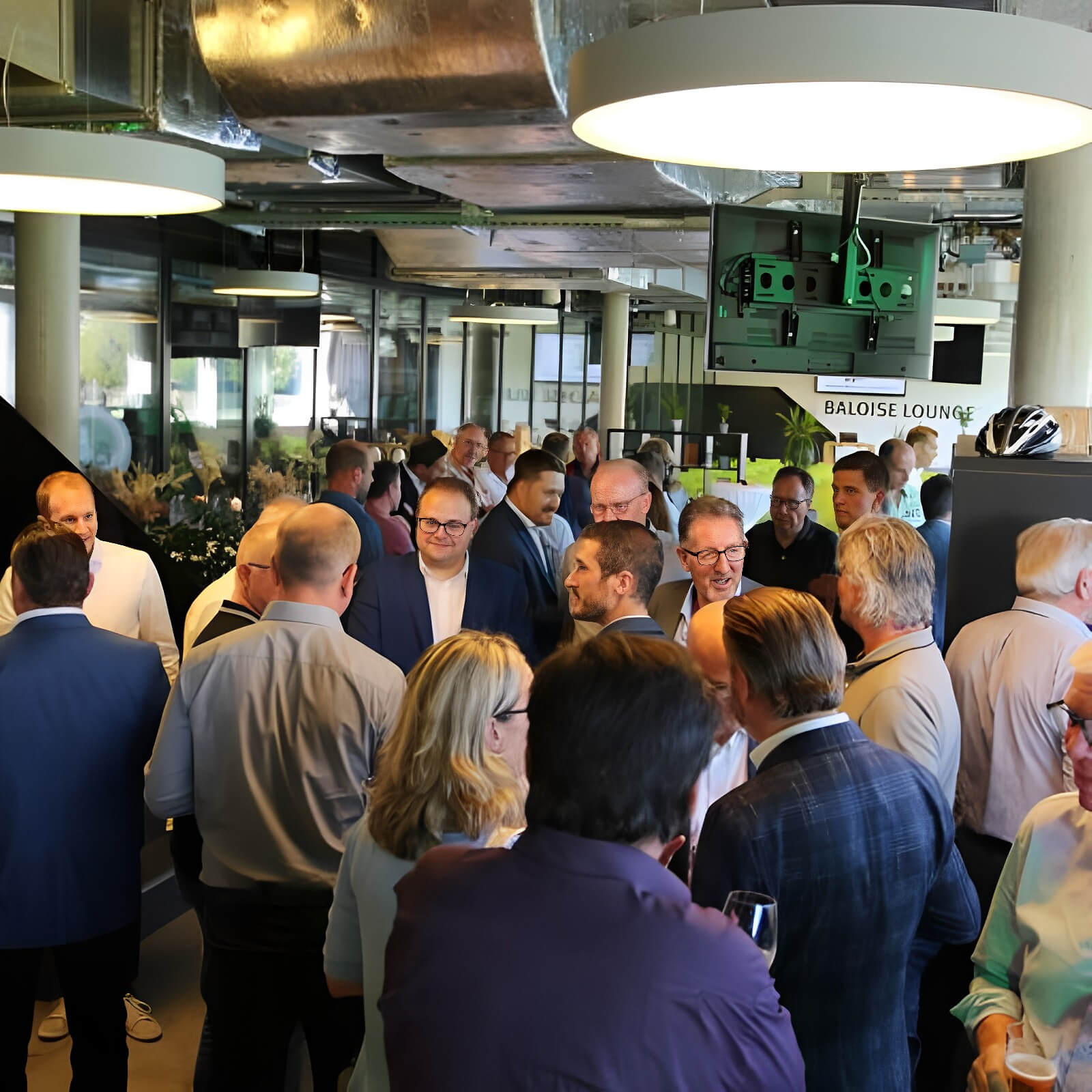 Besucher:innen in der Helvetia Lounge