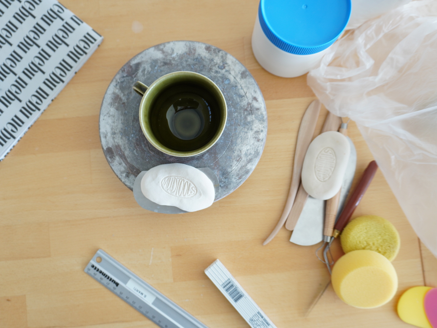 Hands shaping ceramics in the nebu studio
