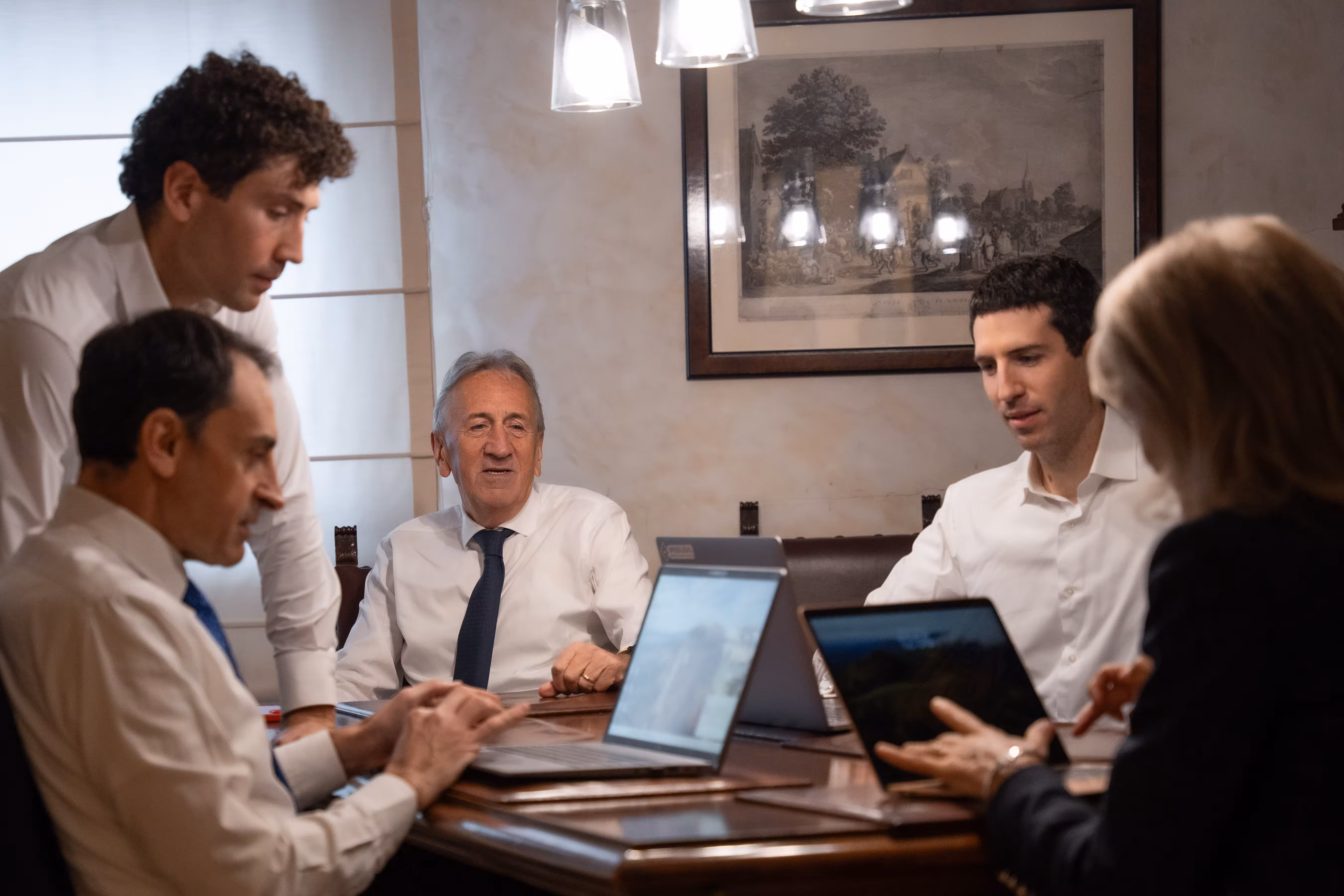 Due dirigenti si stringono la mano in un ufficio moderno dopo aver finalizzato un accordo di fusione.