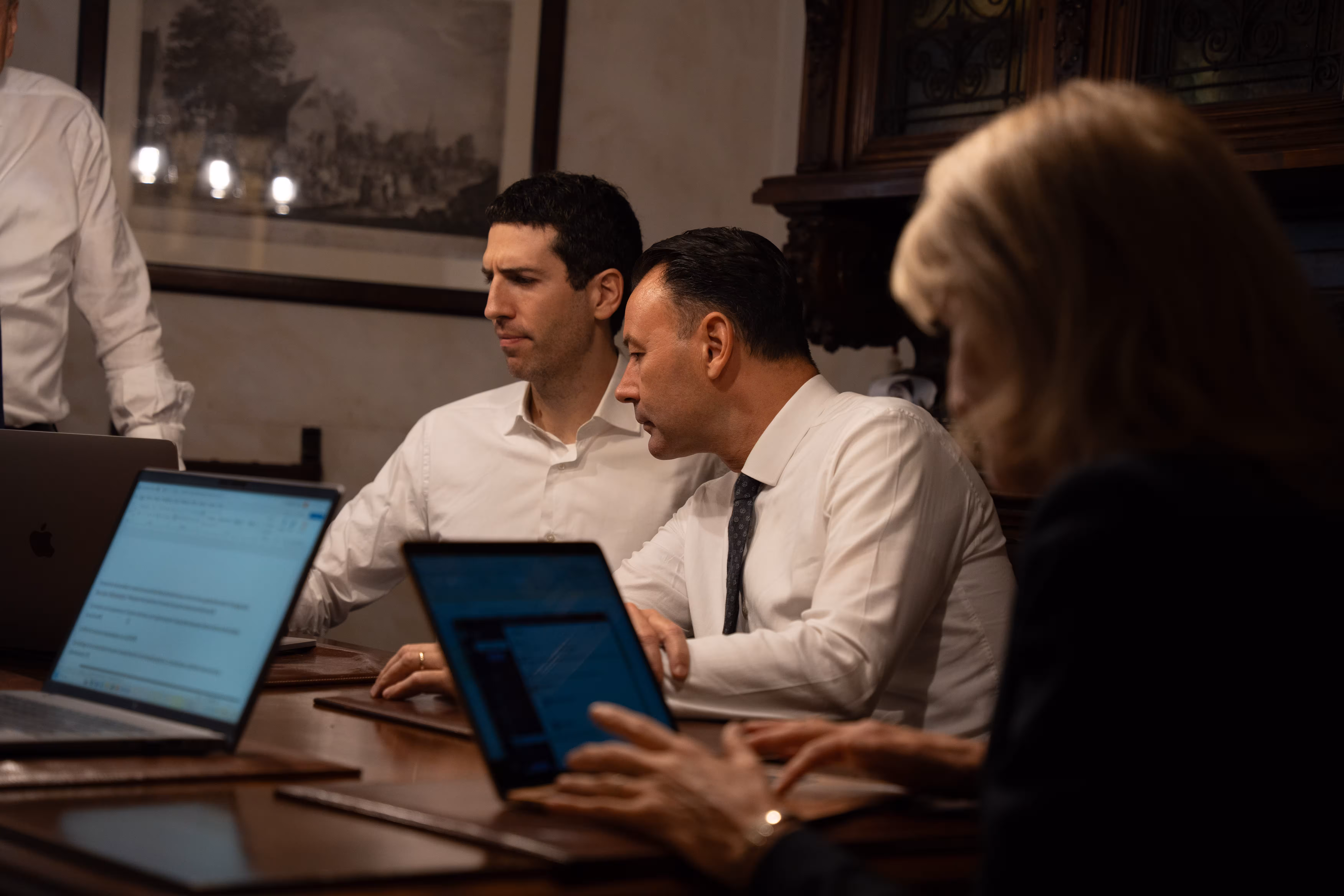 Panorama urbano moderno che rappresenta i mercati finanziari e le opportunità di business.