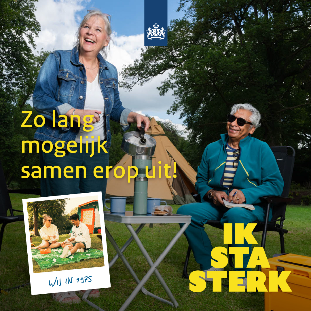 Jonge vrouw helpt oudere man en legt haar hand op zijn schouder ter ondersteuning.