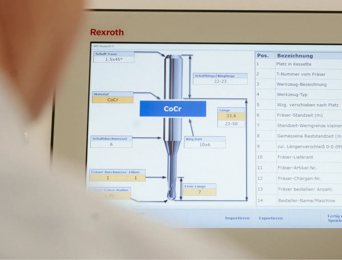Computerbildschirm zeigt technische Spezifikationen eines CoCr-Fräsers mit Maßen und Materialangaben in deutscher Sprache.