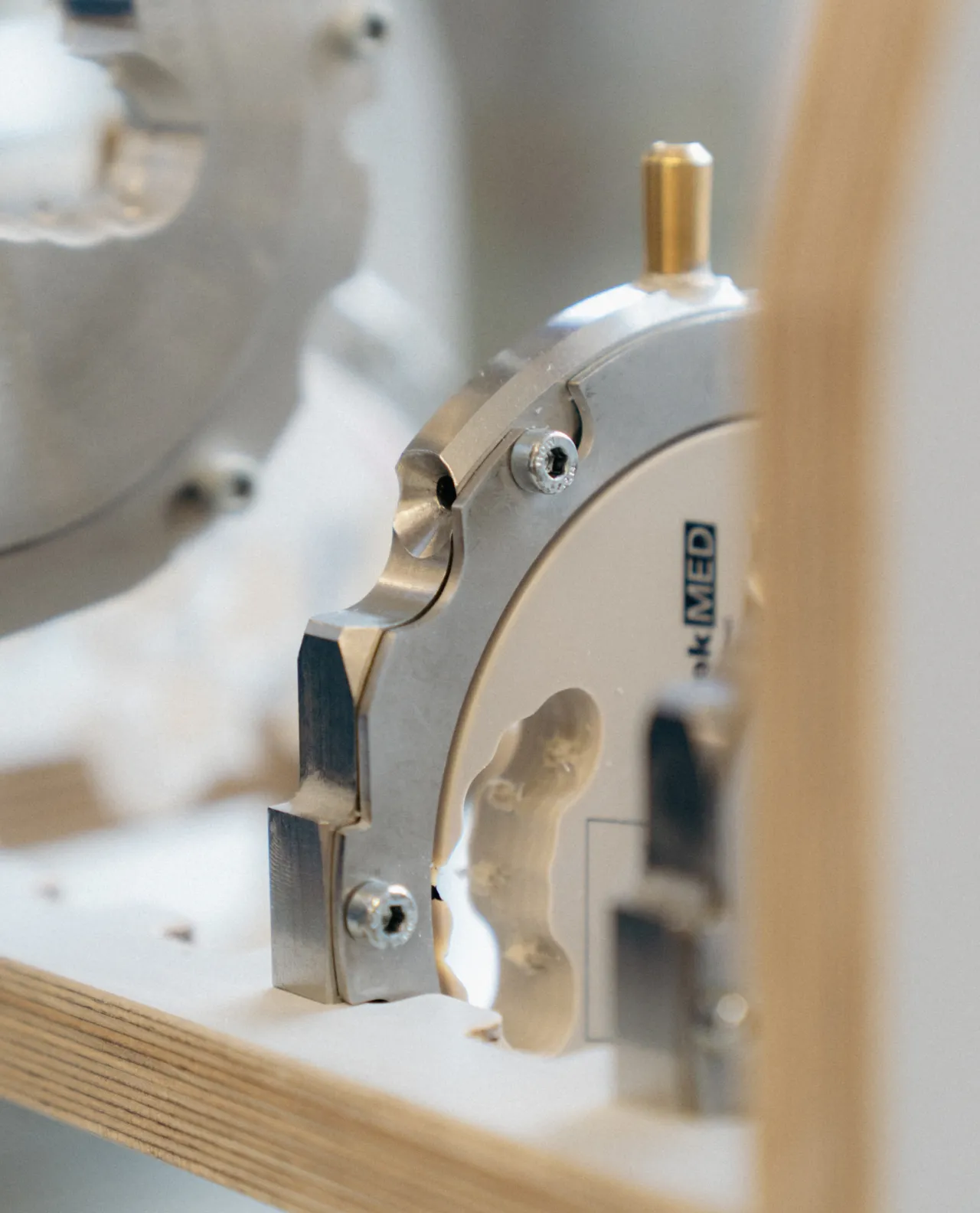 Nahaufnahme einer medizinischen Modellvorrichtung mit einer silbernen Halterung, die ein Zahnmodell fixiert.