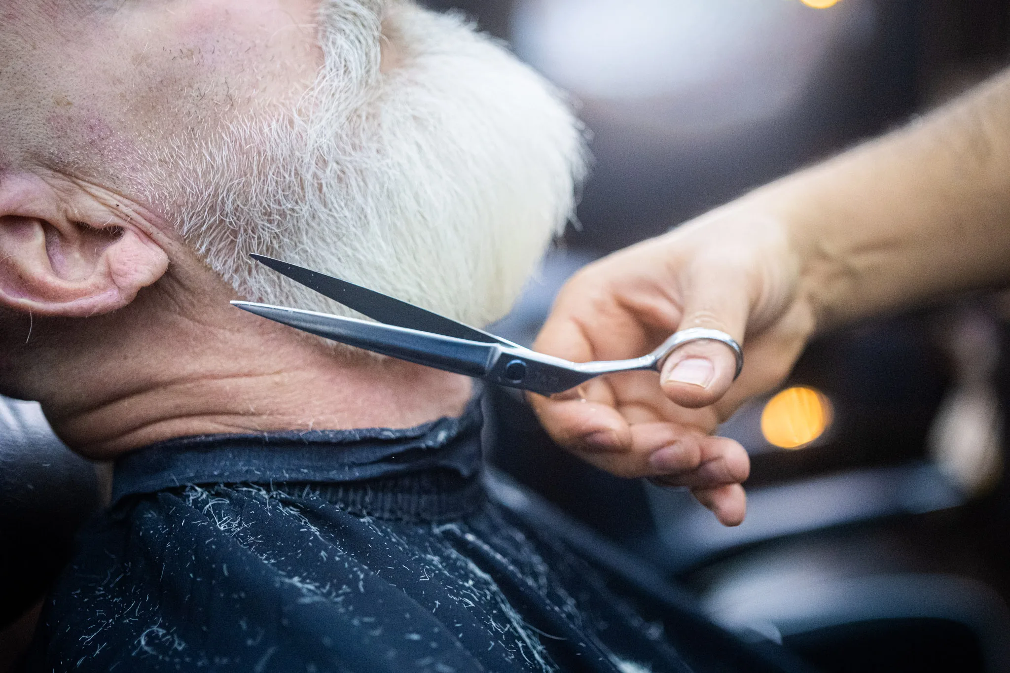 Taille de longue barbe au ciseaux chez INDUSTRIE Barbers à Lyon