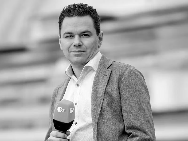 ÖzdenTerli_ m.next Podcast Cover_Foto: © Torsten Silz / ZDF