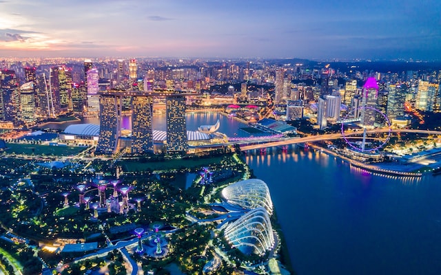 High-end residential and urban landscape in Singapore reflecting the premium quality of life and business-friendly environment for international professionals.