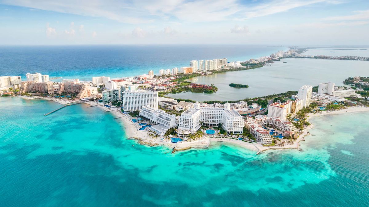 Scenic cityscape of a Mexican business district representing its strategic location, USMCA trade benefits, and emerging startup ecosystem.