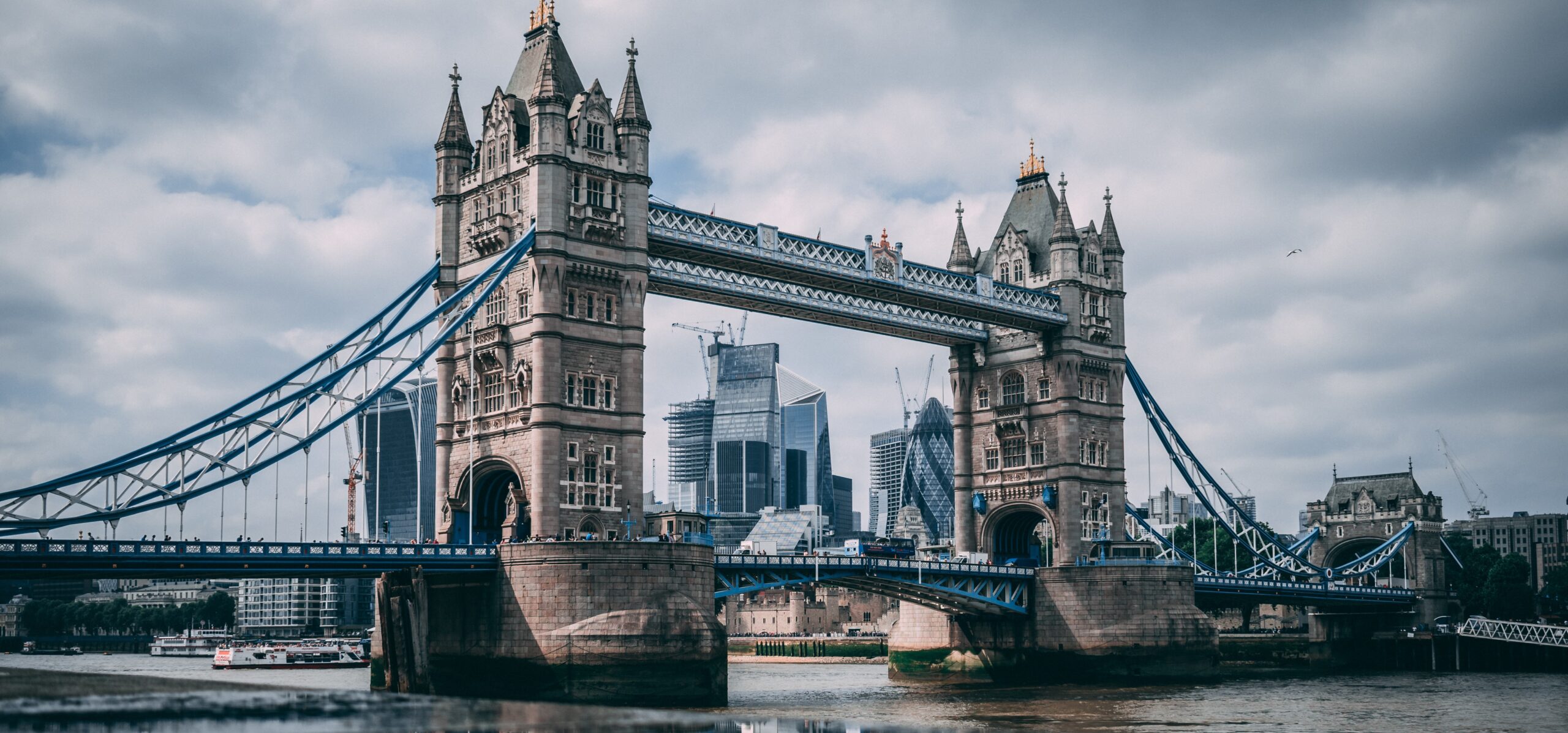 High-end residential and urban landscape in London reflecting the premium quality of life for international professionals and entrepreneurs.