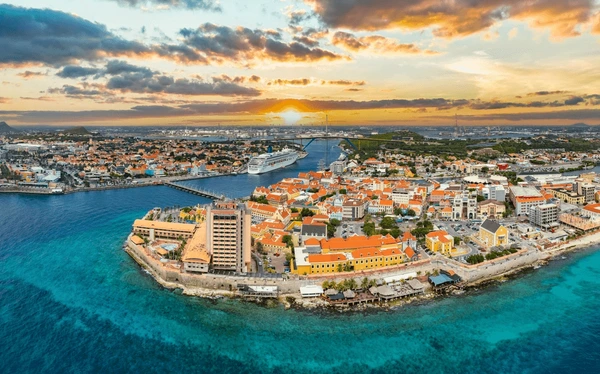 Picturesque tropical landscape of the Dutch Caribbean highlighting the appeal of Curaçao for global entrepreneurs.