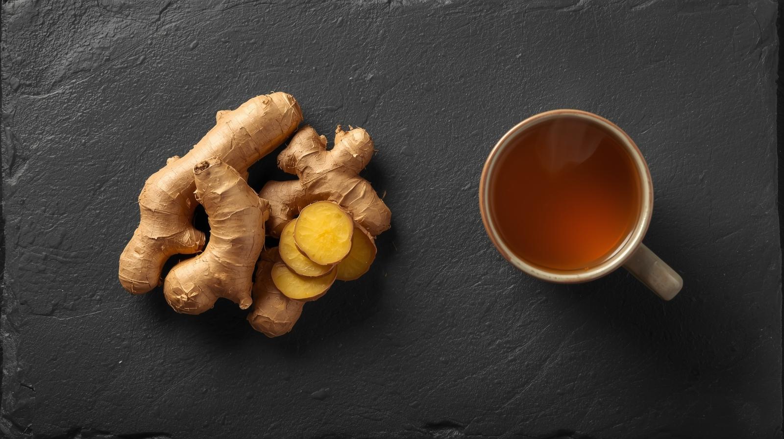 image d'un morceau de gingembre avec une infusion au gingembre