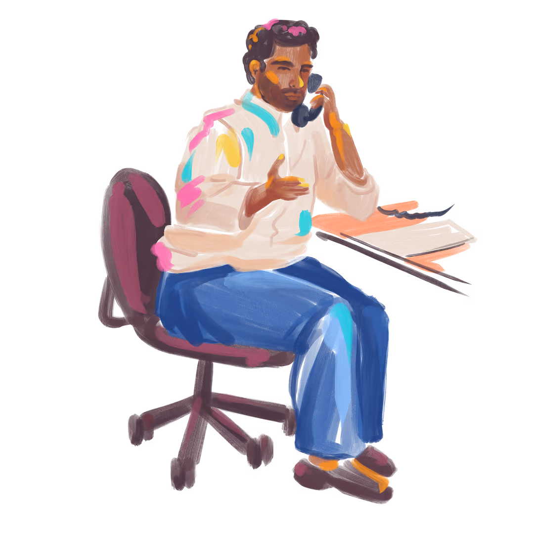 Homme assis sur une chaise de bureau parlant au téléphone avec un carnet ouvert devant lui.