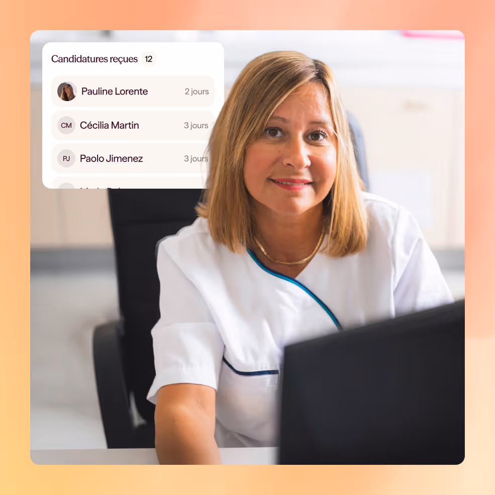 Femme souriante en blouse blanche assise devant un ordinateur avec une liste de candidatures reçues en arrière-plan.