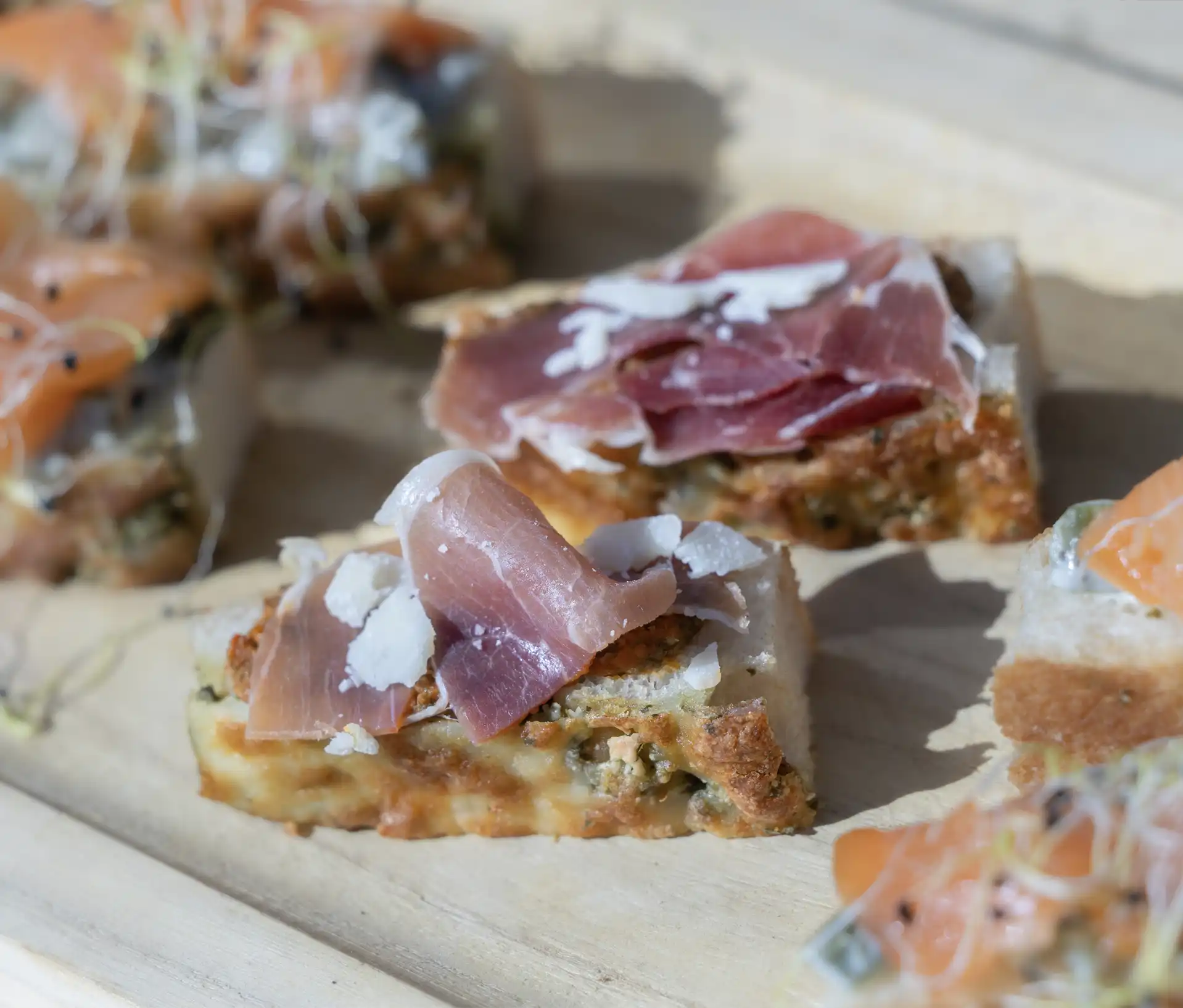 Des bouchées de charcuterie fines présentées sur une planche apéritive par La Cantine en Folie.
