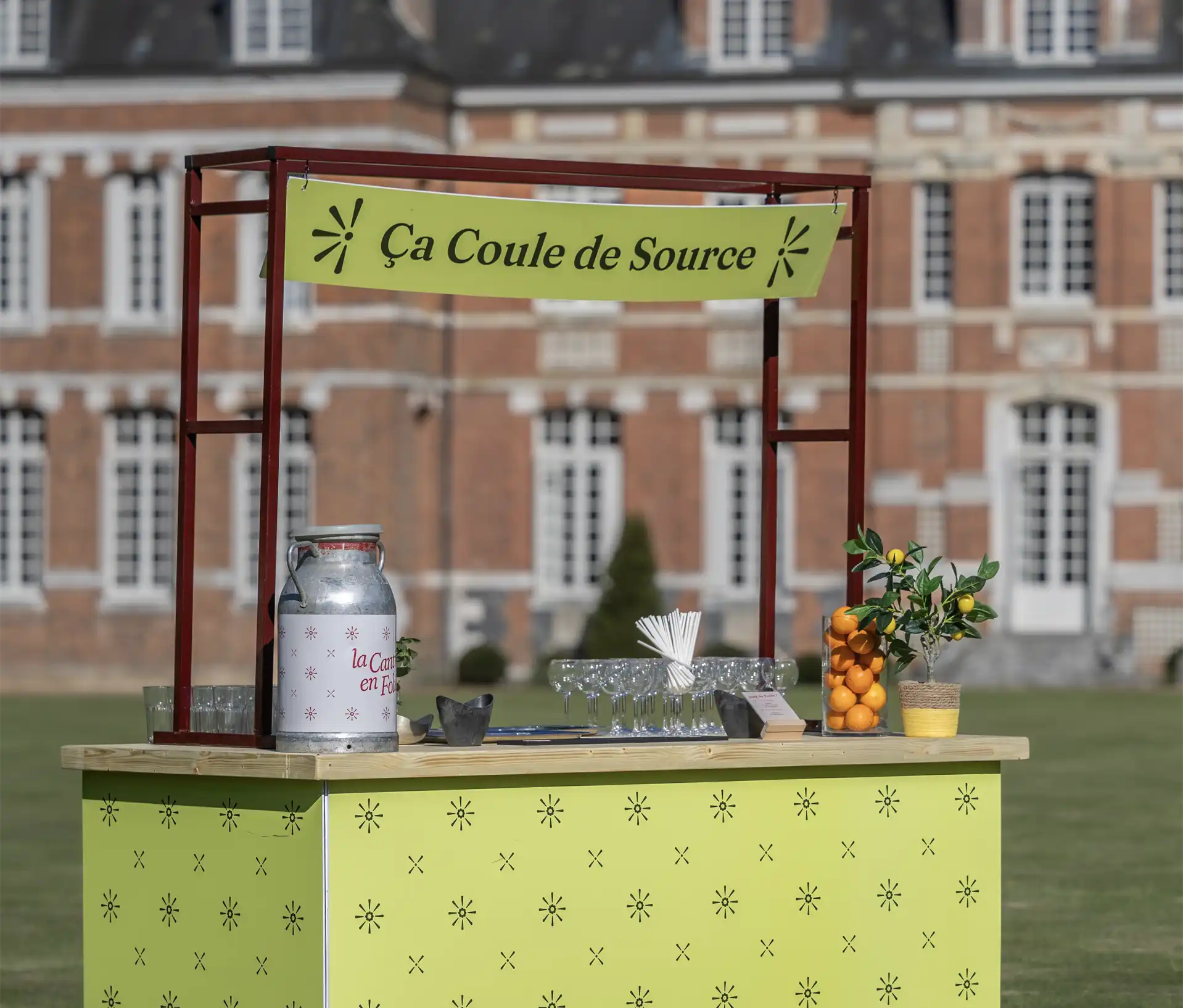 La scénographie extérieure soignée du stand food court et du bar à cocktails de La Cantine en Folie.