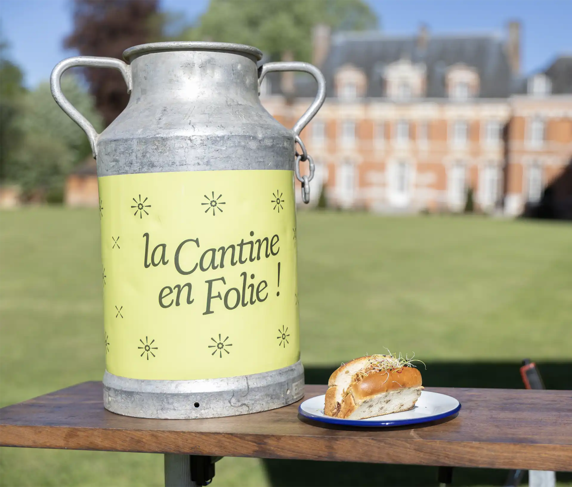 Des éléments de décoration et la scénographie guinguette chic gourmet pour un événement La Cantine en Folie.