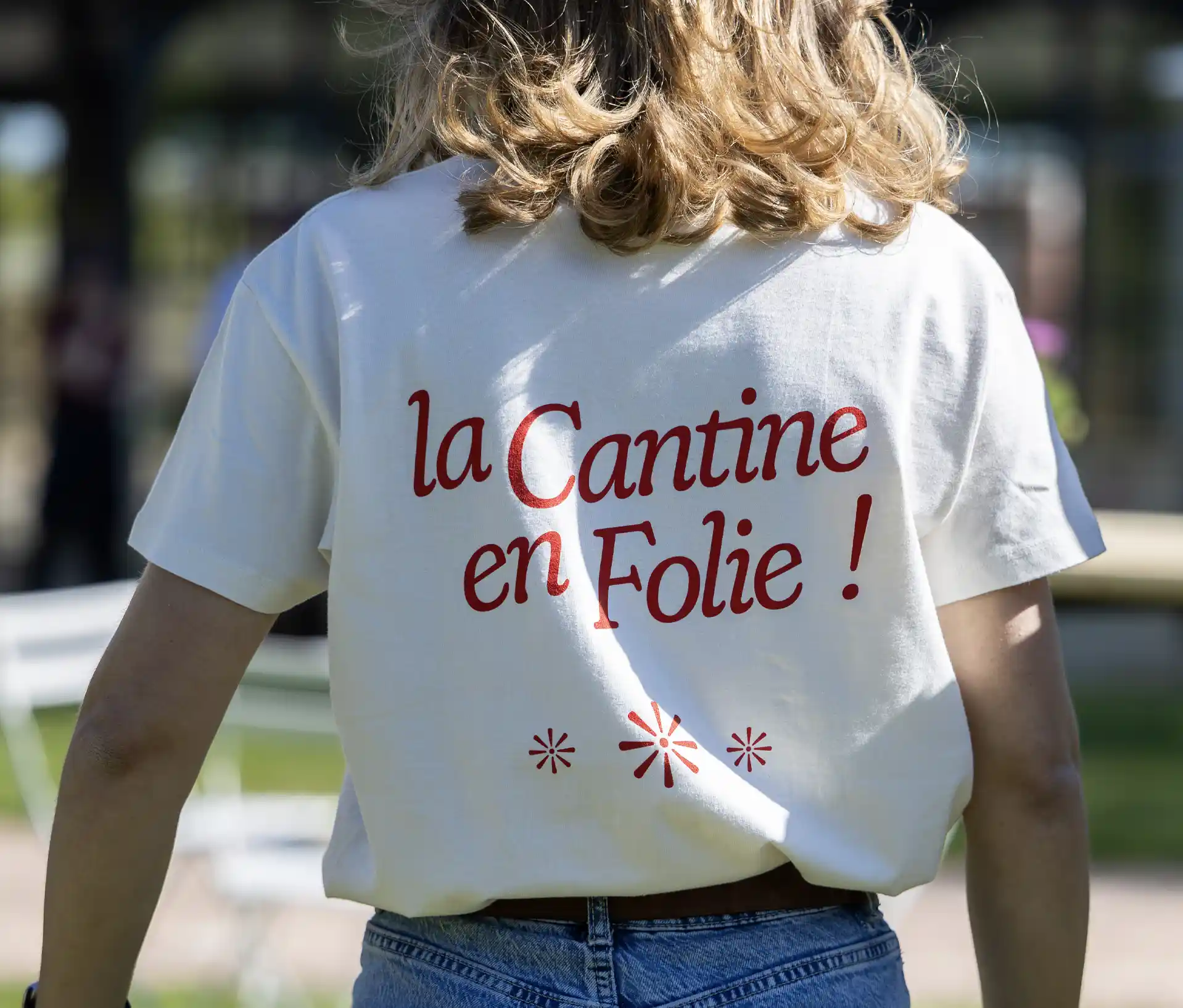 Un membre de la brigade en action et en tenue officielle lors d'une prestation estivale La Cantine en Folie.