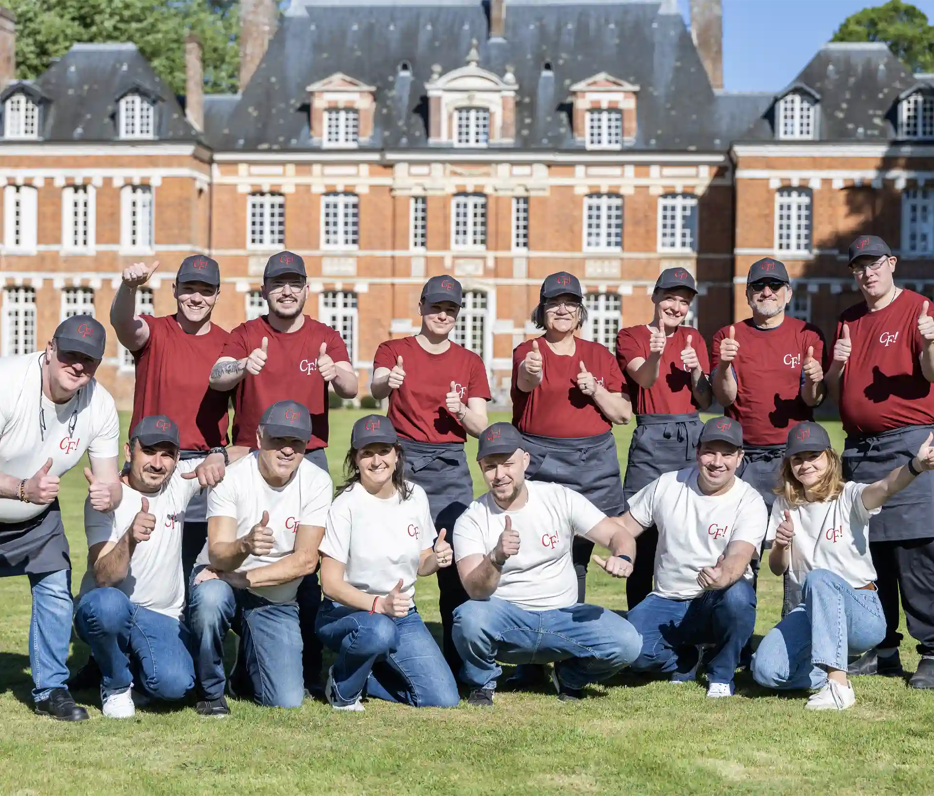 Toute l'équipe de la brigade La Cantine en Folie réunie devant un lieu prestigieux.