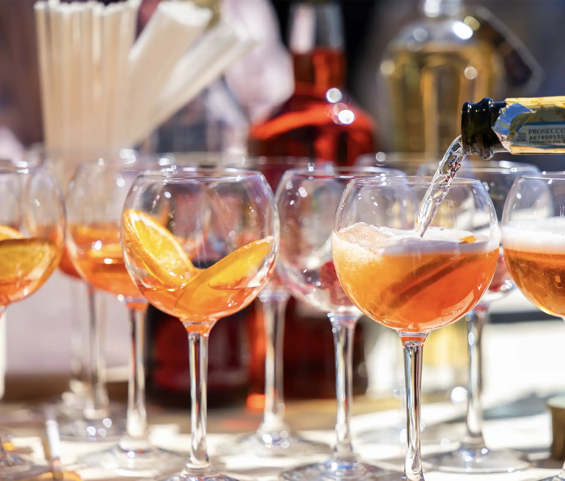 Un cocktail Spritz rafraîchissant servi sur un bar événementiel de La Cantine en Folie.