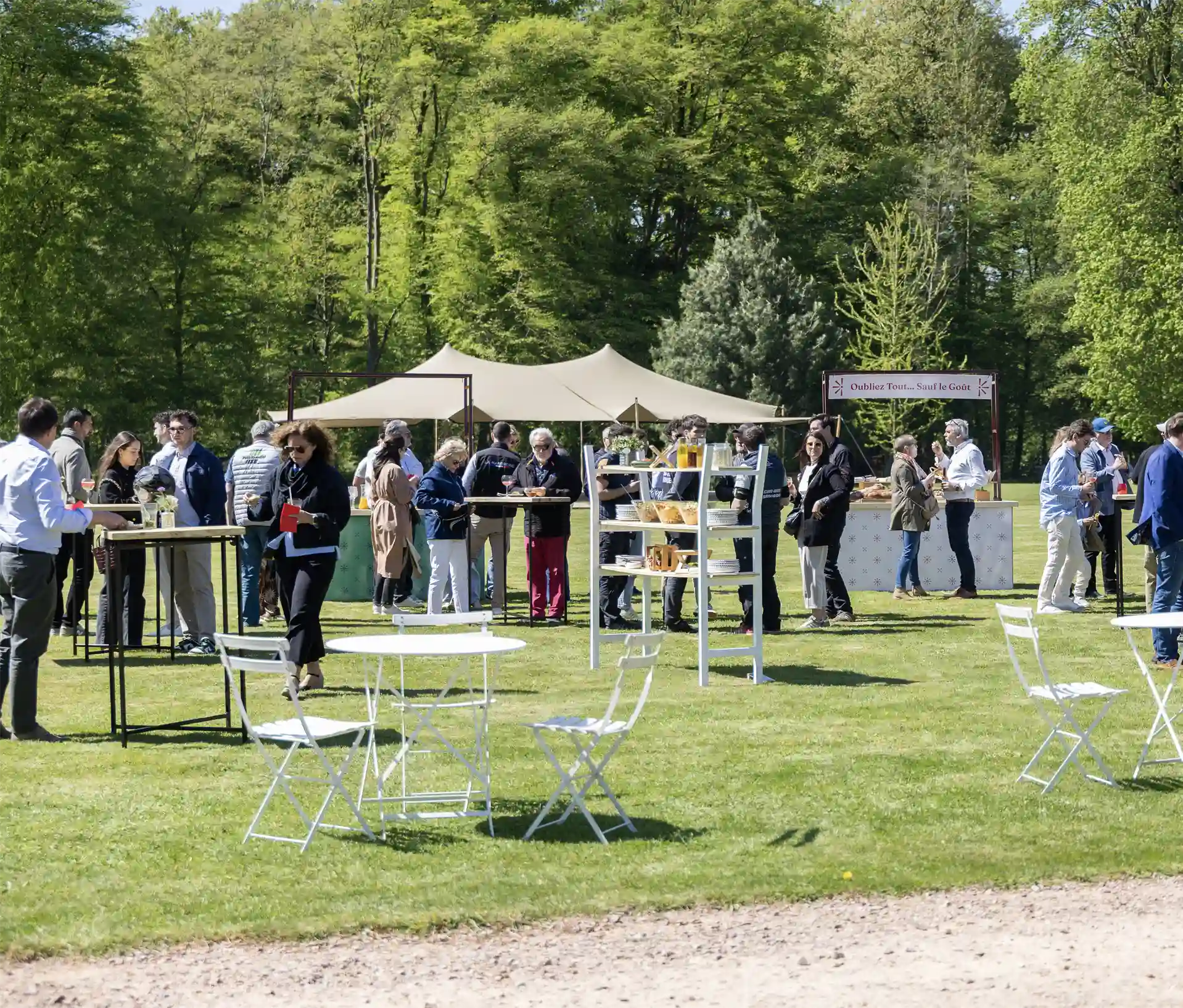 Un grand buffet traiteur champêtre installé en extérieur dans une ambiance guinguette par La Cantine en Folie.