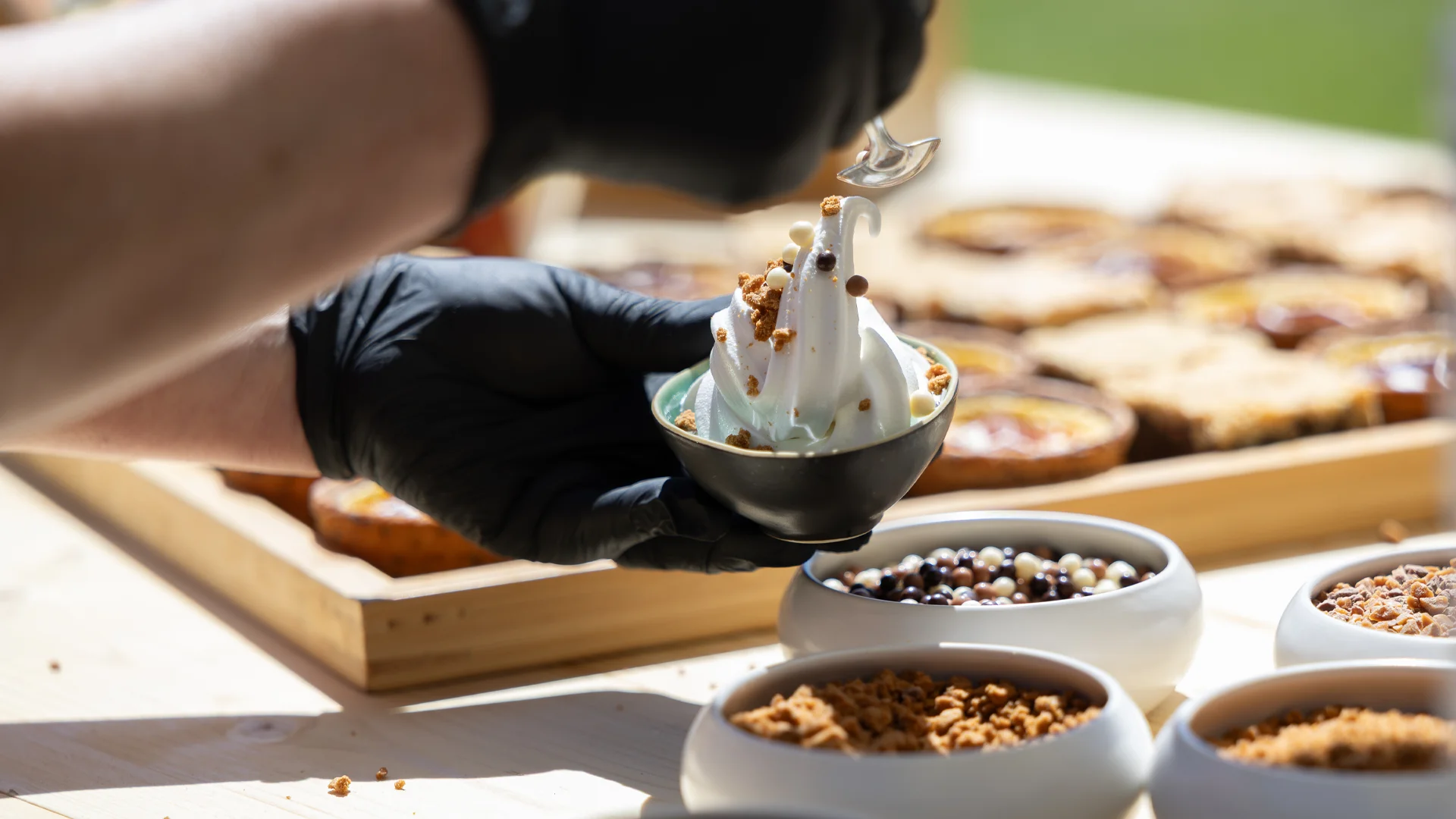 Un dessert glacé frozen yogurt gourmand et rafraîchissant préparé par La Cantine en Folie.