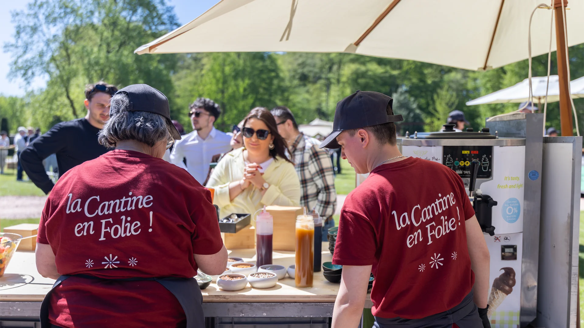 Un stand de douceurs et desserts colorés lors d'une animation culinaire de La Cantine en Folie.