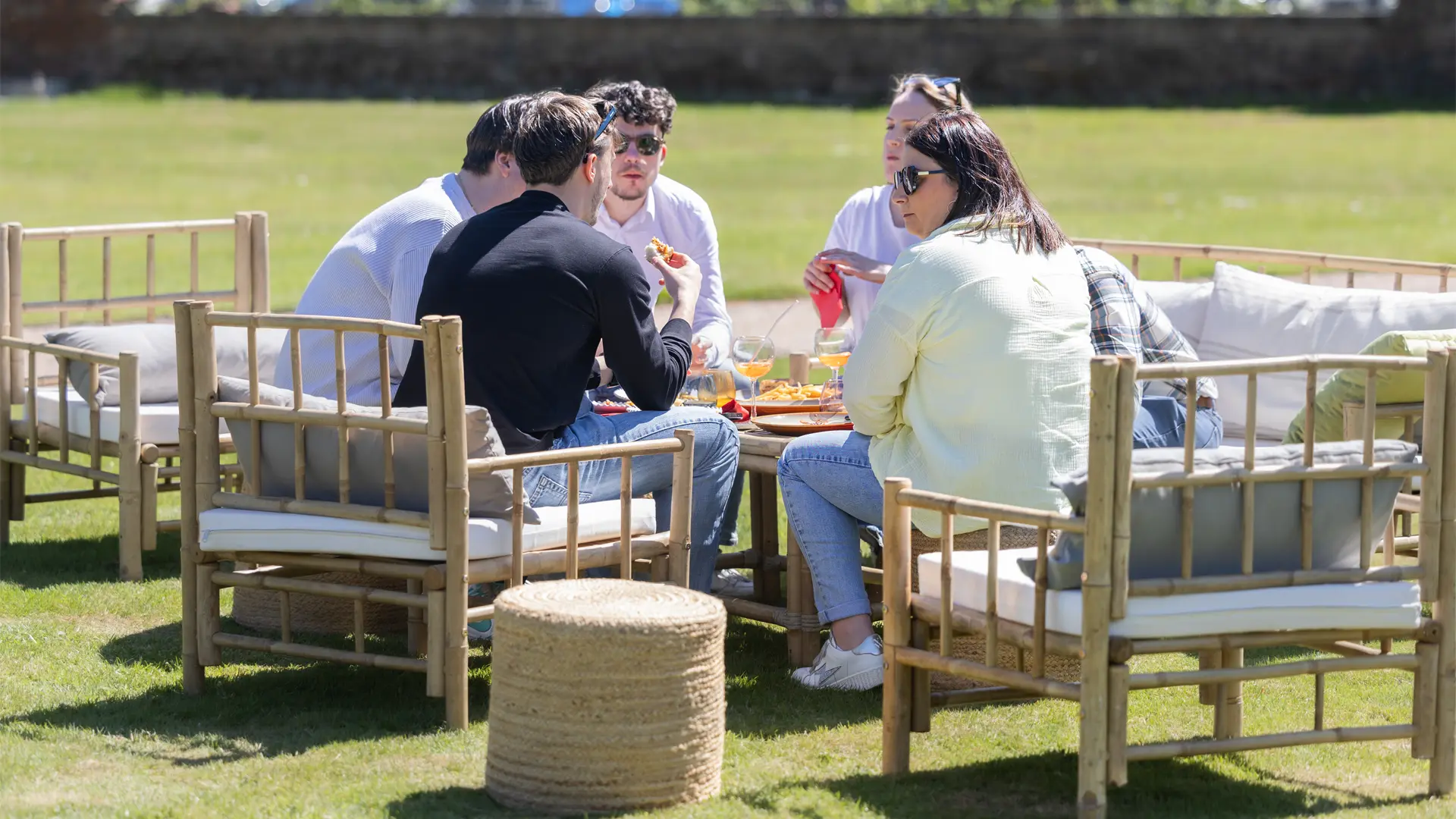 Une réception en plein air dans une ambiance guinguette chic organisée par La Cantine en Folie.