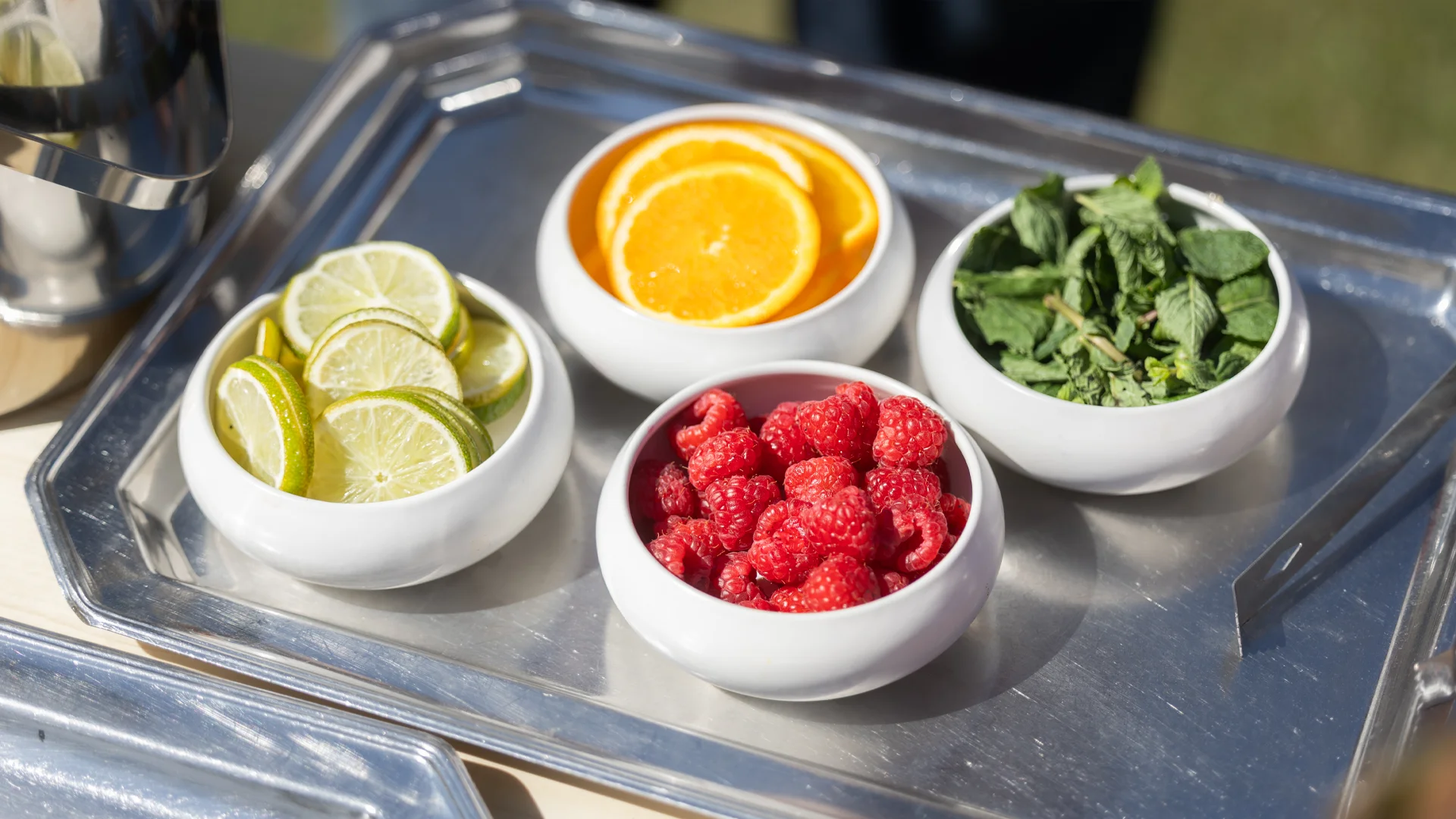 Un buffet d'ingrédients à cocktails colorés et rafraîchissants sur le stand food court de La Cantine en Folie.